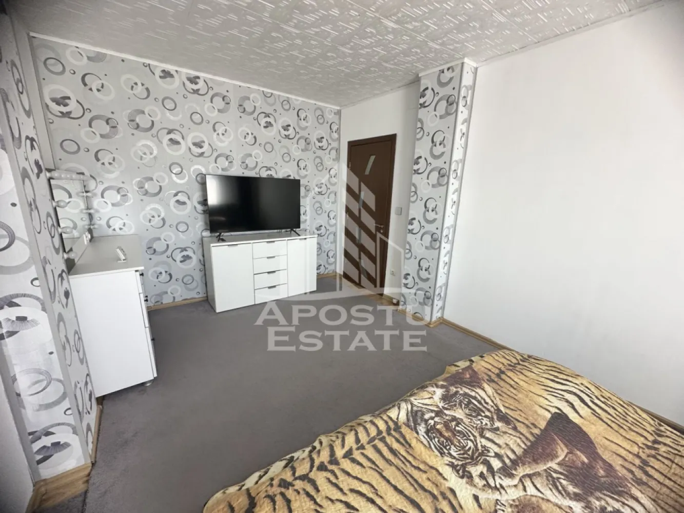 Apartament cu 3 camere, zona Soarelui, 72mp, Centrala proprie - Agentia imobiliara APOSTU ESTATE va propune spre vanzare un apartament cu 3 camere, in zona Soarelui din Timisoara, judetul Timis, o zona apreciata pentru accesul facil catre mijloacele de transport, centre comerciale si numeroase puncte de interes.    

Locuinta are o suprafata utila de 72,35 mp

    Compartimentare eficienta:     
-Bucatarie inchisa, mobilata si utilata.
  -Living room luminos, mobilat si utilat.
  -Dormitor matrimonial.
-Dormitor secundar.
-Baie dotata cu cada si aerisire naturala.

    Dotari si beneficii:
    -Incalzire prin centrala proprie.
-Se vinde complet mobilat si utilat.
-Geamuri termopan.  
-Usa metalica la intrare.  
-Disponibil imediat.    

Pozitie excelenta:    

-acces rapid catre mijloacele de transport in comun.
  -in apropiere de magazine, farmacii, banci, liceu, gradinita si alte facilitati.  
-conexiune facila catre principalele artere ale orasului.  
-Apartamentul este ideal atat pentru locuinta proprie, cat si pentru investitie, datorita amplasarii avantajoase si a costurilor reduse de exploatare.    

Pretul este negociabil.

    Agentia imobiliara Apostu Estate va ofera consultanta bancara gratuita prin intermediul colaboratorilor nostri pentru alegerea celui mai potrivit tip de credit, astfel incat tu sa devii noul proprietar al acestei proprietati.

    Va asteptam cu drag la o vizionare!   ID intern: CP3187442