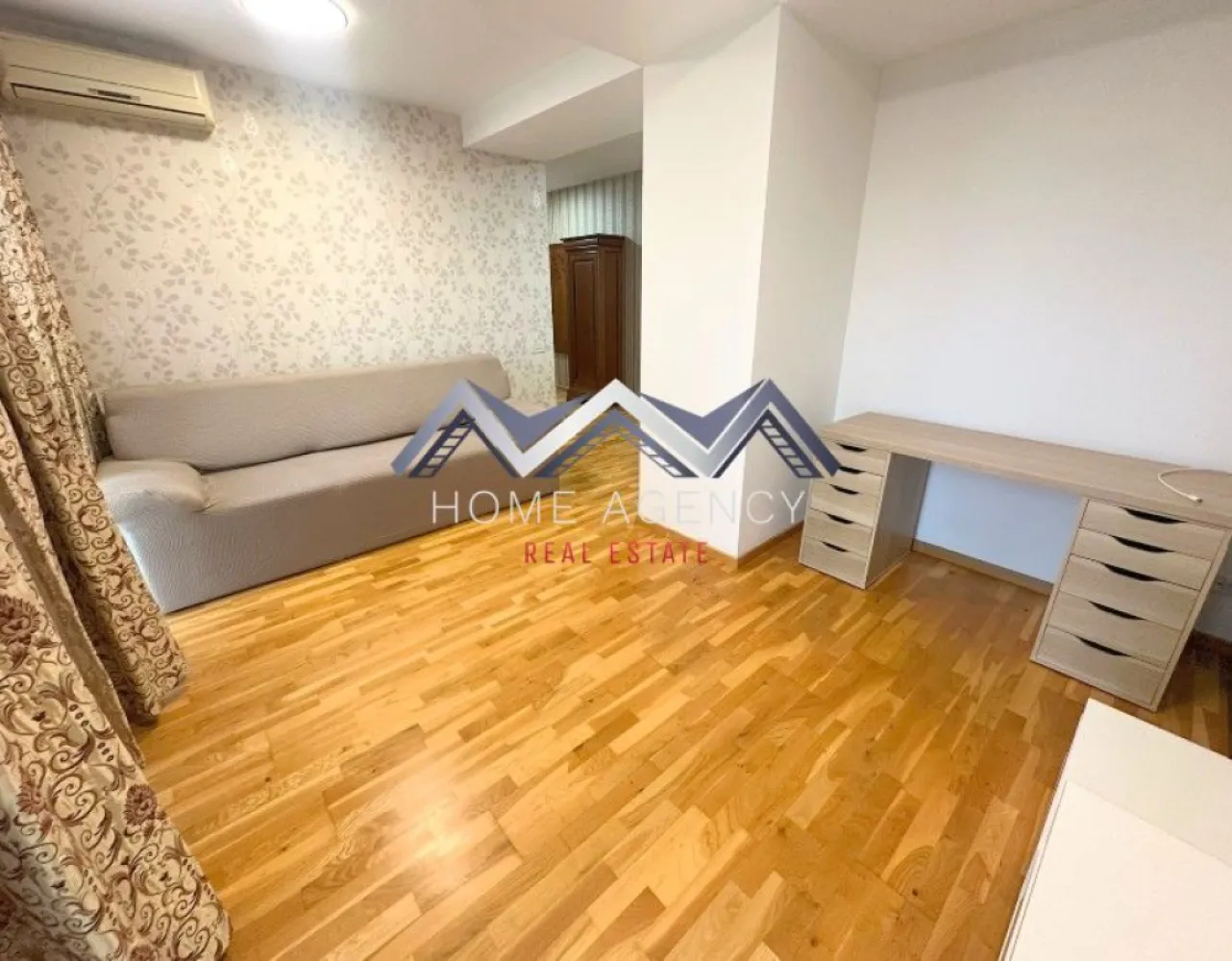 Apartament 3-4 camere | 2 locuri de parcare, unul subteran - Vă propunem, spre închiriere, un apartament foarte spațios, decomandat, ideal pentru o familie sau pentru cei care își doresc confort, funcționalitate și flexibilitate în organizarea spațiului, situat în cadrul complexului Gran Residencia din Otopeni, un ansamblu cunoscut pentru standardele ridicate de confort, securitate și calitatea construcției.

Apartamentul este decomandat, poziționat la etajul 1, și beneficiază de o compartimentare eficientă, care separă clar zona de zi de zona de noapte.

La intrare regăsim un hol generos de acces, ce conduce către bucătăria închisă, complet mobilată și echipată. Living-ul este luminos, cu acces direct spre balcon, oferind un spațiu ideal pentru relaxare. În zona de zi, există și o baie de serviciu, foarte utilă pentru oaspeți.

Zona de noapte este delimitată printr-o ușă, oferind intimitate și liniște. Aici avem un hol cu multiple spații de depozitare, ideal pentru organizare. Compartimentarea continuă cu:
- o cameră de copil, mobilată cu pat de o persoană și baie proprie cu cabină de duș;
- un dormitor separat;
- o baie principală pe hol, dotată cu cadă;
- o cameră suplimentară (fără ușă), cu acces către un al doilea balcon, ce poate fi utilizată flexibil: birou, dressing, cameră de oaspeți sau spațiu de relaxare.

Un mare avantaj al proprietății îl reprezintă cele două locuri de parcare incluse în preț – unul subteran și unul suprateran.

Complexul oferă un nivel ridicat de confort și siguranță: acces securizat, pază permanentă, lift și spații comune bine întreținute, fiind ideal pentru cei care își doresc un mediu liniștit și protejat.

Apartamentul impresionează prin suprafața generoasă, compartimentarea practică și versatilitatea spațiului, fiind potrivit atât pentru familii, cât și pentru cei care lucrează de acasă.

Pentru mai multe detalii sau programarea unei vizionări, vă stau cu drag la dispoziție.