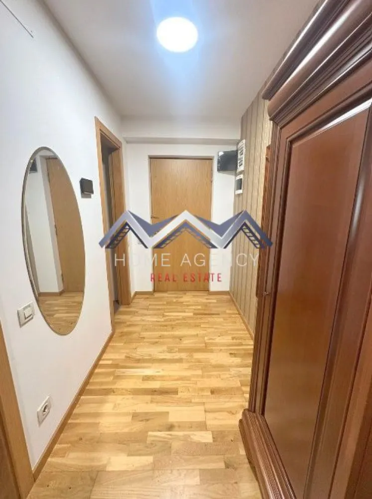 Apartament 3-4 camere | 2 locuri de parcare, unul subteran - Vă propunem, spre închiriere, un apartament foarte spațios, decomandat, ideal pentru o familie sau pentru cei care își doresc confort, funcționalitate și flexibilitate în organizarea spațiului, situat în cadrul complexului Gran Residencia din Otopeni, un ansamblu cunoscut pentru standardele ridicate de confort, securitate și calitatea construcției.

Apartamentul este decomandat, poziționat la etajul 1, și beneficiază de o compartimentare eficientă, care separă clar zona de zi de zona de noapte.

La intrare regăsim un hol generos de acces, ce conduce către bucătăria închisă, complet mobilată și echipată. Living-ul este luminos, cu acces direct spre balcon, oferind un spațiu ideal pentru relaxare. În zona de zi, există și o baie de serviciu, foarte utilă pentru oaspeți.

Zona de noapte este delimitată printr-o ușă, oferind intimitate și liniște. Aici avem un hol cu multiple spații de depozitare, ideal pentru organizare. Compartimentarea continuă cu:
- o cameră de copil, mobilată cu pat de o persoană și baie proprie cu cabină de duș;
- un dormitor separat;
- o baie principală pe hol, dotată cu cadă;
- o cameră suplimentară (fără ușă), cu acces către un al doilea balcon, ce poate fi utilizată flexibil: birou, dressing, cameră de oaspeți sau spațiu de relaxare.

Un mare avantaj al proprietății îl reprezintă cele două locuri de parcare incluse în preț – unul subteran și unul suprateran.

Complexul oferă un nivel ridicat de confort și siguranță: acces securizat, pază permanentă, lift și spații comune bine întreținute, fiind ideal pentru cei care își doresc un mediu liniștit și protejat.

Apartamentul impresionează prin suprafața generoasă, compartimentarea practică și versatilitatea spațiului, fiind potrivit atât pentru familii, cât și pentru cei care lucrează de acasă.

Pentru mai multe detalii sau programarea unei vizionări, vă stau cu drag la dispoziție.
