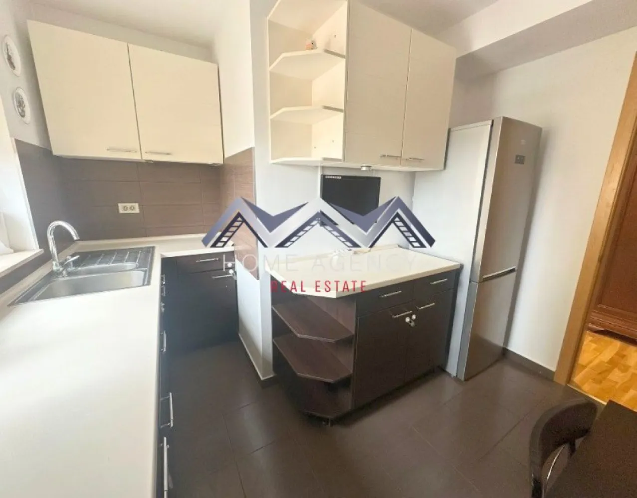 Apartament 3-4 camere | 2 locuri de parcare, unul subteran - Vă propunem, spre închiriere, un apartament foarte spațios, decomandat, ideal pentru o familie sau pentru cei care își doresc confort, funcționalitate și flexibilitate în organizarea spațiului, situat în cadrul complexului Gran Residencia din Otopeni, un ansamblu cunoscut pentru standardele ridicate de confort, securitate și calitatea construcției.

Apartamentul este decomandat, poziționat la etajul 1, și beneficiază de o compartimentare eficientă, care separă clar zona de zi de zona de noapte.

La intrare regăsim un hol generos de acces, ce conduce către bucătăria închisă, complet mobilată și echipată. Living-ul este luminos, cu acces direct spre balcon, oferind un spațiu ideal pentru relaxare. În zona de zi, există și o baie de serviciu, foarte utilă pentru oaspeți.

Zona de noapte este delimitată printr-o ușă, oferind intimitate și liniște. Aici avem un hol cu multiple spații de depozitare, ideal pentru organizare. Compartimentarea continuă cu:
- o cameră de copil, mobilată cu pat de o persoană și baie proprie cu cabină de duș;
- un dormitor separat;
- o baie principală pe hol, dotată cu cadă;
- o cameră suplimentară (fără ușă), cu acces către un al doilea balcon, ce poate fi utilizată flexibil: birou, dressing, cameră de oaspeți sau spațiu de relaxare.

Un mare avantaj al proprietății îl reprezintă cele două locuri de parcare incluse în preț – unul subteran și unul suprateran.

Complexul oferă un nivel ridicat de confort și siguranță: acces securizat, pază permanentă, lift și spații comune bine întreținute, fiind ideal pentru cei care își doresc un mediu liniștit și protejat.

Apartamentul impresionează prin suprafața generoasă, compartimentarea practică și versatilitatea spațiului, fiind potrivit atât pentru familii, cât și pentru cei care lucrează de acasă.

Pentru mai multe detalii sau programarea unei vizionări, vă stau cu drag la dispoziție.