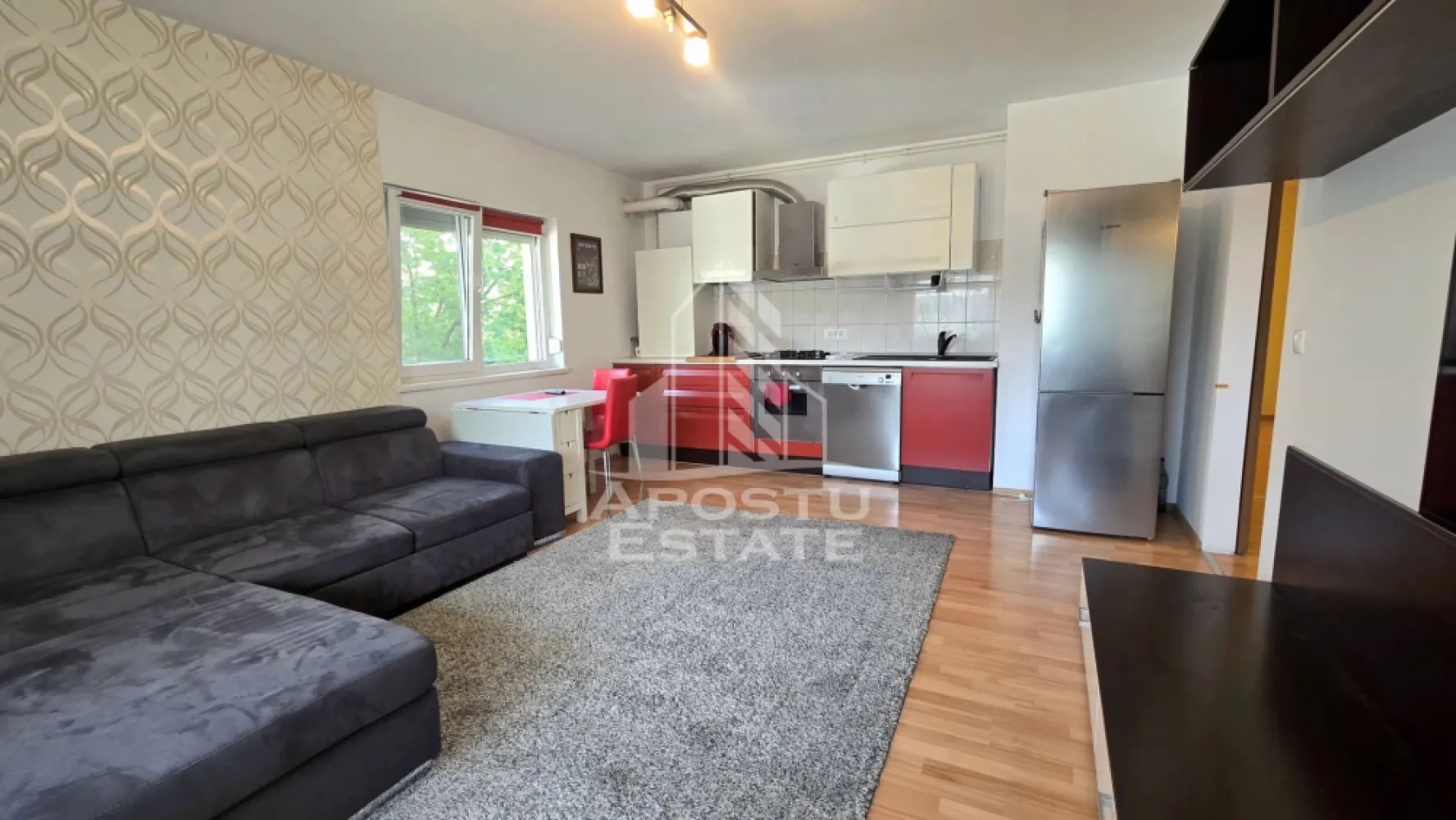 Apartament de vanzare cu 3 camere, bloc nou, centrala proprie,Aradului - APOSTU ESTATE va ofera spre vanzare un apartament cu 3 camere, situat la parterul unui imobil construit in anul 2009, cu 6 etaje, izolat termic la exterior. 

Imobil cu spatiu verde de jur imprejur si loc de joaca pentru copii.
Zona Aradului, in imediata apropiere a numeroase puncte de interes. 
La doar 2 km distanta fata de Iulius Mall Timisoara.

Ideal pentru o familie sau pentru investitie datorita compartimentarii practice si a starii foarte bune de intretinere.

Apartamentul beneficiaza de o compartimentare moderna, fiind compus din living open space cu bucataria, doua dormitoare, baie, hol si un dressing generos de aproximativ 5 mp. Un avantaj important al proprietatii este faptul ca dressingul poate fi transformat cu usurinta intr-o a doua baie, oferind astfel un plus de confort si functionalitate.

Locuinta se vinde complet mobilata si utilata, exact ca in imagini, insa la cererea viitorului proprietar poate fi eliberata.

 Finisajele sunt de buna calitate, iar apartamentul este pregatit pentru mutare imediata.

Confortul termic este asigurat prin centrala proprie pe gaz si sistem de incalzire prin calorifere. Proprietatea beneficiaza de tamplarie PVC cu geamuri termopan, rulouri la toate ferestrele si multiple spatii de depozitare.

Imobilul este bine intretinut, iar izolatia exterioara contribuie la eficienta energetica si la costuri reduse de intretinere.

 Apartamentul reprezinta o alegere excelenta pentru cei care cauta o locuinta spatioasa, cu centrala proprie, finisaje de calitate si posibilitate de recompartimentare.

Disponibil imediat.

APOSTU ESTATE va ofera consultanta bancara gratuita si solutii financiare personalizate prin intermediul colaboratorilor nostri, pentru alegerea celui mai potrivit tip de credit.

Va asteptam cu drag la o vizionare.