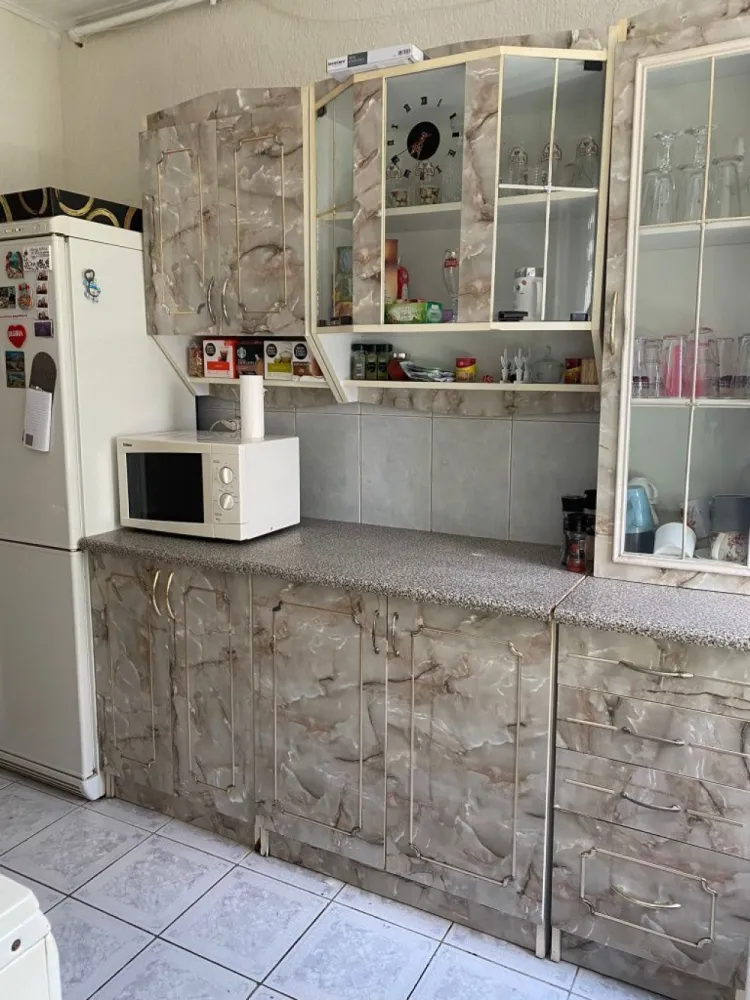 7 noiembrie - 2 camere, renovat, aproape de UMFST – Zero investiții - Mentionati ID-ul proprietatii cand apelati: CP3207999
Contact ⓪⑦②⑥ ②②③ ⑧⑧⑥ Sebastian

Zap Imobiliare vă propune spre vânzare un apartament cu 2 camere deosebit de îngrijit, situat în Târgu Mureș, în zona 7 Noiembrie. Proprietatea se află la etajul 2 al unui imobil cu 4 niveluri, reprezentând o oportunitate excelentă atât pentru locuit, cât și pentru investiție în vederea închirierii, fiind poziționată în imediata apropiere a facultăților (UMFST), școlilor și pieței de zi.

Apartamentul este complet decomandat, generos și extrem de luminos. Locuința a fost renovată recent, se prezintă într-o stare impecabilă de curățenie și se vinde complet mobilată și utilată, viitorul proprietar având nevoie de zero investiții suplimentare.

Compartimentare și detalii tehnice:
-- Număr camere: 2 camere spațioase 
-- Suprafață utilă: 56 mp
-- Regim de înălțime: Etajul 2 (etaj intermediar ideal)
-- An construcție: Intervalul 1990 – 2000
-- Stare imobil: Renovat, foarte curat, mobilat și utilat complet

Avantaje locație și proximități:
-- Centru universitar: Poziționare strategică la câteva minute de facultăți, ideal pentru studenți
-- Facilități zilnice: Acces rapid și facil la magazine, școli, grădinițe și piață
-- Transport: Conexiuni excelente cu liniile de transport în comun

Opțiuni financiare:
-- Preț vânzare: 119.000 Euro FIX

Detalii comision:
-- La achiziție (cumpărare): Comisionul pentru cumpărător este ZERO%.

Acest anunț nu corespunde cerințelor tale? Sună la numărul afișat în anunț și unul dintre agenții noștri te va ajuda cu alte oferte personalizate în funcție de cerințele tale.

Contact ⓪⑦②⑥ ②②③ ⑧⑧⑥ Sebastian