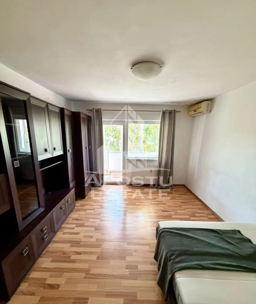 Apartament cu 2 camere de inchiriat, petfriendly, Timisoara, Complex - Agentia imobiliara APOSTU ESTATE va propune spre inchiriere un apartament cu 1 camera, spatios si luminos, situat in zona Complexului Studentesc, o zona linistita si bine pozitionata din Timisoara, potrivit pentru cupluri,persoane singure, sau studenti care isi doresc o locuinta unde sa se simta confortabil si cu acces facil catre scoli, statii de autobuz, supermarketuri , magazine de zona, parcuri.

Suprafata utila: 37 mp
Compartimentare eficienta:
-Hol de acces generos
-Bucatarie complet mobilata si utilata, cu loc de luat masa
-Living luminos si spatios
-Dormitor mobilat si utilat
-Baie prevazuta cu cada si geam pentru ventilatie naturala

Confort si facilitati:
-Incalzirea apartamentului: centrala proprie 
-Apartamentul este complet mobilat si utilat
-Se accepta pisicute de catre proprietar

Localizare:
-Timis,Timisoara, zona Complexul Studentesc – acces facil spre magazine, supermarket, scoli, parcuri si mijloace de transport in comun.

Ideal pentru:
-Persoane singure
-Cupluri
-Studenti

Disponibilitate: imediata
Pret chirie lunara: 330 euro 
Programeaza o vizionare pentru a-ti putea imagina viitorul aici!
ID intern: CP3208585