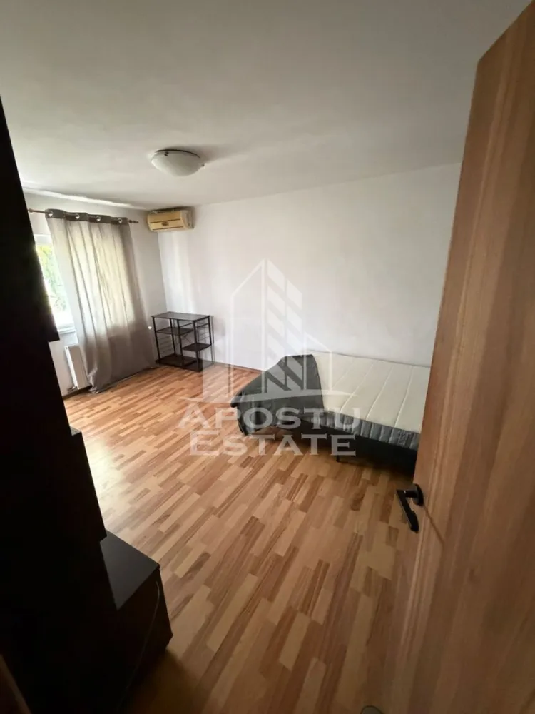 Apartament cu 2 camere de inchiriat, petfriendly, Timisoara, Complex - Agentia imobiliara APOSTU ESTATE va propune spre inchiriere un apartament cu 1 camera, spatios si luminos, situat in zona Complexului Studentesc, o zona linistita si bine pozitionata din Timisoara, potrivit pentru cupluri,persoane singure, sau studenti care isi doresc o locuinta unde sa se simta confortabil si cu acces facil catre scoli, statii de autobuz, supermarketuri , magazine de zona, parcuri.

Suprafata utila: 37 mp
Compartimentare eficienta:
-Hol de acces generos
-Bucatarie complet mobilata si utilata, cu loc de luat masa
-Living luminos si spatios
-Dormitor mobilat si utilat
-Baie prevazuta cu cada si geam pentru ventilatie naturala

Confort si facilitati:
-Incalzirea apartamentului: centrala proprie 
-Apartamentul este complet mobilat si utilat
-Se accepta pisicute de catre proprietar

Localizare:
-Timis,Timisoara, zona Complexul Studentesc – acces facil spre magazine, supermarket, scoli, parcuri si mijloace de transport in comun.

Ideal pentru:
-Persoane singure
-Cupluri
-Studenti

Disponibilitate: imediata
Pret chirie lunara: 330 euro 
Programeaza o vizionare pentru a-ti putea imagina viitorul aici!
ID intern: CP3208585
