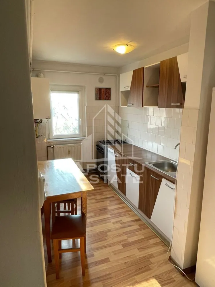 Apartament cu 2 camere de inchiriat, petfriendly, Timisoara, Complex - Agentia imobiliara APOSTU ESTATE va propune spre inchiriere un apartament cu 1 camera, spatios si luminos, situat in zona Complexului Studentesc, o zona linistita si bine pozitionata din Timisoara, potrivit pentru cupluri,persoane singure, sau studenti care isi doresc o locuinta unde sa se simta confortabil si cu acces facil catre scoli, statii de autobuz, supermarketuri , magazine de zona, parcuri.

Suprafata utila: 37 mp
Compartimentare eficienta:
-Hol de acces generos
-Bucatarie complet mobilata si utilata, cu loc de luat masa
-Living luminos si spatios
-Dormitor mobilat si utilat
-Baie prevazuta cu cada si geam pentru ventilatie naturala

Confort si facilitati:
-Incalzirea apartamentului: centrala proprie 
-Apartamentul este complet mobilat si utilat
-Se accepta pisicute de catre proprietar

Localizare:
-Timis,Timisoara, zona Complexul Studentesc – acces facil spre magazine, supermarket, scoli, parcuri si mijloace de transport in comun.

Ideal pentru:
-Persoane singure
-Cupluri
-Studenti

Disponibilitate: imediata
Pret chirie lunara: 330 euro 
Programeaza o vizionare pentru a-ti putea imagina viitorul aici!
ID intern: CP3208585
