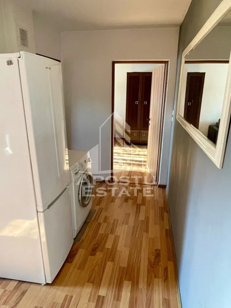 Apartament cu 2 camere de inchiriat, petfriendly, Timisoara, Complex - Agentia imobiliara APOSTU ESTATE va propune spre inchiriere un apartament cu 1 camera, spatios si luminos, situat in zona Complexului Studentesc, o zona linistita si bine pozitionata din Timisoara, potrivit pentru cupluri,persoane singure, sau studenti care isi doresc o locuinta unde sa se simta confortabil si cu acces facil catre scoli, statii de autobuz, supermarketuri , magazine de zona, parcuri.

Suprafata utila: 37 mp
Compartimentare eficienta:
-Hol de acces generos
-Bucatarie complet mobilata si utilata, cu loc de luat masa
-Living luminos si spatios
-Dormitor mobilat si utilat
-Baie prevazuta cu cada si geam pentru ventilatie naturala

Confort si facilitati:
-Incalzirea apartamentului: centrala proprie 
-Apartamentul este complet mobilat si utilat
-Se accepta pisicute de catre proprietar

Localizare:
-Timis,Timisoara, zona Complexul Studentesc – acces facil spre magazine, supermarket, scoli, parcuri si mijloace de transport in comun.

Ideal pentru:
-Persoane singure
-Cupluri
-Studenti

Disponibilitate: imediata
Pret chirie lunara: 330 euro 
Programeaza o vizionare pentru a-ti putea imagina viitorul aici!
ID intern: CP3208585