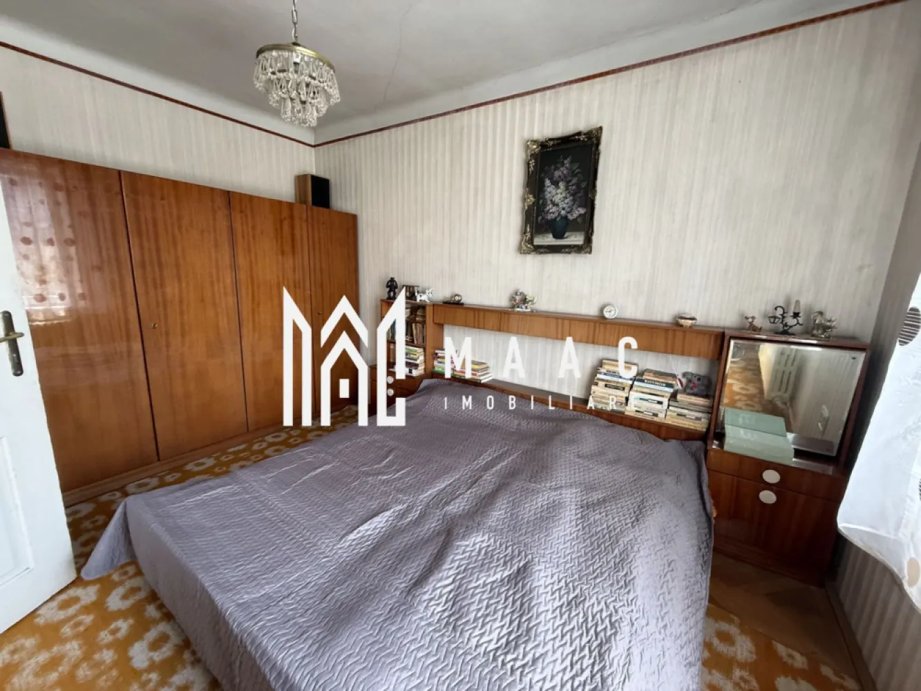 Casă de vânzare Sibiu | 4 camere | Central, 200 mp, teren 777 mp - Casă individuală cu 4 camere în zona Centrală din Sibiu, cu 200 mp utili și teren de 777 mp, potrivită pentru cei care caută spațiu generos, curte și garaj dublu într-o poziție centrală.

Detalii proprietate:
• Suprafață utilă: 200 mp
• Teren: 777 mp, cu deschidere la șosea de 18 m
• Regim de înălțime: subsol, parter și etaj
• Compartimentare: 4 camere, 2 bucătării separate și 2 băi
• An construcție: 2008
• Subsol spațios, util pentru depozitare sau funcțiuni suplimentare
• Garaj separat cu 2 locuri, cu fundație realizată pentru posibilitatea unui nivel suplimentar

Proprietatea este amplasată în zona Centrală din Sibiu, într-un cadru care oferă intimitate, curte generoasă și acces rapid către punctele de interes din oraș. Terenul mare completează foarte bine spațiul interior și oferă flexibilitate pentru utilizarea curții.

Pentru mai multe detalii și programarea unei vizionări, contactați echipa MAAC Imobiliare și menționați Cod anunț CP3179436.

Conținut optimizat cu AI, aprobat de agent uman.