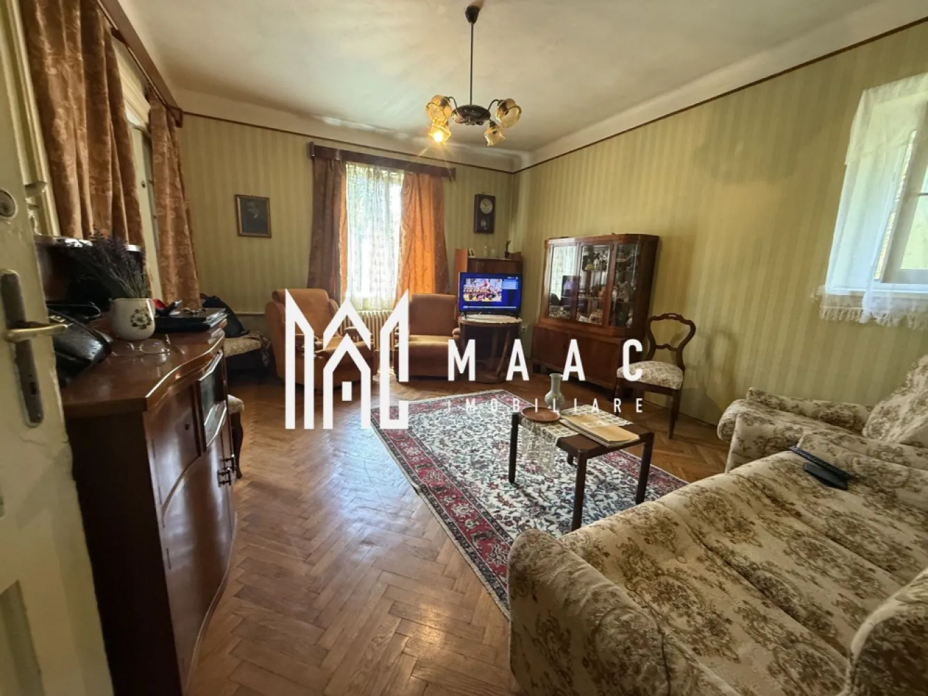 Casă de vânzare Sibiu | 4 camere | Central, 200 mp, teren 777 mp - Casă individuală cu 4 camere în zona Centrală din Sibiu, cu 200 mp utili și teren de 777 mp, potrivită pentru cei care caută spațiu generos, curte și garaj dublu într-o poziție centrală.

Detalii proprietate:
• Suprafață utilă: 200 mp
• Teren: 777 mp, cu deschidere la șosea de 18 m
• Regim de înălțime: subsol, parter și etaj
• Compartimentare: 4 camere, 2 bucătării separate și 2 băi
• An construcție: 2008
• Subsol spațios, util pentru depozitare sau funcțiuni suplimentare
• Garaj separat cu 2 locuri, cu fundație realizată pentru posibilitatea unui nivel suplimentar

Proprietatea este amplasată în zona Centrală din Sibiu, într-un cadru care oferă intimitate, curte generoasă și acces rapid către punctele de interes din oraș. Terenul mare completează foarte bine spațiul interior și oferă flexibilitate pentru utilizarea curții.

Pentru mai multe detalii și programarea unei vizionări, contactați echipa MAAC Imobiliare și menționați Cod anunț CP3179436.

Conținut optimizat cu AI, aprobat de agent uman.