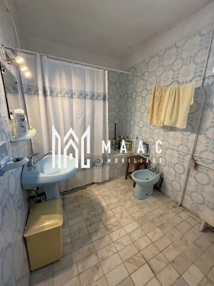 Casă de vânzare Sibiu | 4 camere | Central, 200 mp, teren 777 mp - Casă individuală cu 4 camere în zona Centrală din Sibiu, cu 200 mp utili și teren de 777 mp, potrivită pentru cei care caută spațiu generos, curte și garaj dublu într-o poziție centrală.

Detalii proprietate:
• Suprafață utilă: 200 mp
• Teren: 777 mp, cu deschidere la șosea de 18 m
• Regim de înălțime: subsol, parter și etaj
• Compartimentare: 4 camere, 2 bucătării separate și 2 băi
• An construcție: 2008
• Subsol spațios, util pentru depozitare sau funcțiuni suplimentare
• Garaj separat cu 2 locuri, cu fundație realizată pentru posibilitatea unui nivel suplimentar

Proprietatea este amplasată în zona Centrală din Sibiu, într-un cadru care oferă intimitate, curte generoasă și acces rapid către punctele de interes din oraș. Terenul mare completează foarte bine spațiul interior și oferă flexibilitate pentru utilizarea curții.

Pentru mai multe detalii și programarea unei vizionări, contactați echipa MAAC Imobiliare și menționați Cod anunț CP3179436.

Conținut optimizat cu AI, aprobat de agent uman.