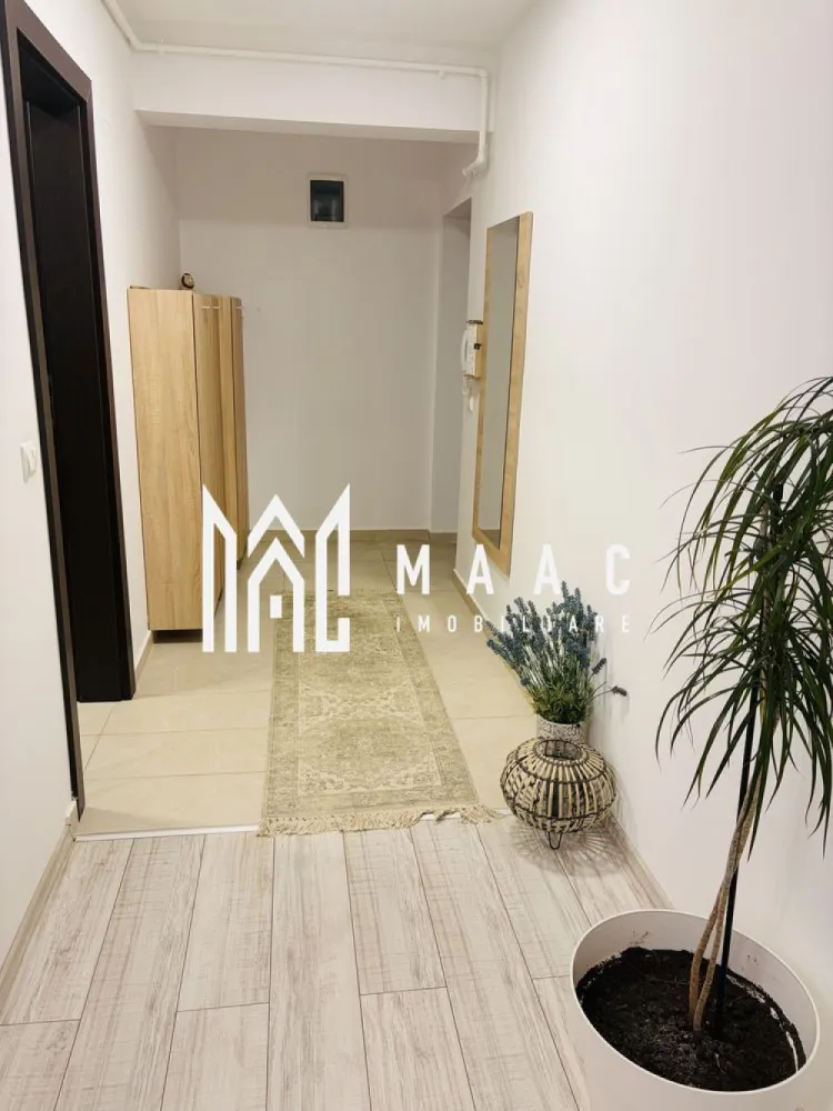 Apartament 3 camere | Balcon | Loc de parcare | Magnolia - Apartament 3 camere Sibiu, decomandat, situat în cartierul Magnolia, situat la etajul 2.

Localizare:
Apartamentul este situat în cartierul Magnolia, într-un bloc nou cu lift, într-o zonă liniștită și bine organizată, cu acces facil către puncte de interes, mijloace de transport, magazine și spații verzi.
Imobilul se află la etajul 2 din 8, oferind o vedere deschisă și orientare sud-vestică, ideală pentru lumină naturală pe tot parcursul zilei.

Caracteristici:
Tip apartament: 3 camere semi-decomandat
Suprafață utilă: 52 mp
Suprafață totală: 61 mp
Etaj: 2 din 8
Bloc dotat cu lift
Balcon: 9 mp, accesibil din living și dintr-un dormitor

Compartimentare:
Hol de intrare
Baie complet echipată, dotată cu cabină de duș, mobilier sanitar și mașină de spălat rufe
Living open space, cu zonă de relaxare și bucătărie deschisă, complet mobilată și utilată, inclusiv cu electrocasnice
Două dormitoare, fiecare mobilat cu pat, șifonier și noptiere
Balcon generos de 9 mp, cu acces din living și dintr-un dormitor

Dotări și finisaje:
Aer condiționat
Centrală termică proprie Ferolli cu calorifere în toate camerele
Finisaje: pardoseli, uși interioare noi, tâmplărie PVC cu geam termopan
Ușă metalică la intrare.

Parcare:
Apartamentul dispune de loc de parcare.

Pentru detalii suplimentare și programarea unei vizionări, contactează echipa MAAC Imobiliare și menționează Cod anunț CP3207673.

Conținut optimizat cu AI, aprobat de agent uman.