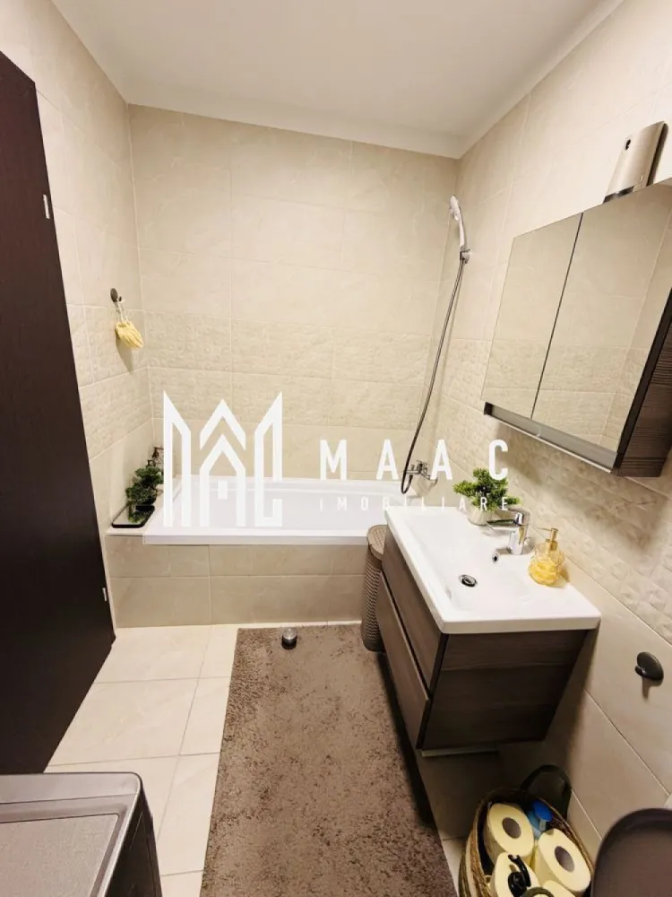 Apartament 3 camere | Balcon | Loc de parcare | Magnolia - Apartament 3 camere Sibiu, decomandat, situat în cartierul Magnolia, situat la etajul 2.

Localizare:
Apartamentul este situat în cartierul Magnolia, într-un bloc nou cu lift, într-o zonă liniștită și bine organizată, cu acces facil către puncte de interes, mijloace de transport, magazine și spații verzi.
Imobilul se află la etajul 2 din 8, oferind o vedere deschisă și orientare sud-vestică, ideală pentru lumină naturală pe tot parcursul zilei.

Caracteristici:
Tip apartament: 3 camere semi-decomandat
Suprafață utilă: 52 mp
Suprafață totală: 61 mp
Etaj: 2 din 8
Bloc dotat cu lift
Balcon: 9 mp, accesibil din living și dintr-un dormitor

Compartimentare:
Hol de intrare
Baie complet echipată, dotată cu cabină de duș, mobilier sanitar și mașină de spălat rufe
Living open space, cu zonă de relaxare și bucătărie deschisă, complet mobilată și utilată, inclusiv cu electrocasnice
Două dormitoare, fiecare mobilat cu pat, șifonier și noptiere
Balcon generos de 9 mp, cu acces din living și dintr-un dormitor

Dotări și finisaje:
Aer condiționat
Centrală termică proprie Ferolli cu calorifere în toate camerele
Finisaje: pardoseli, uși interioare noi, tâmplărie PVC cu geam termopan
Ușă metalică la intrare.

Parcare:
Apartamentul dispune de loc de parcare.

Pentru detalii suplimentare și programarea unei vizionări, contactează echipa MAAC Imobiliare și menționează Cod anunț CP3207673.

Conținut optimizat cu AI, aprobat de agent uman.