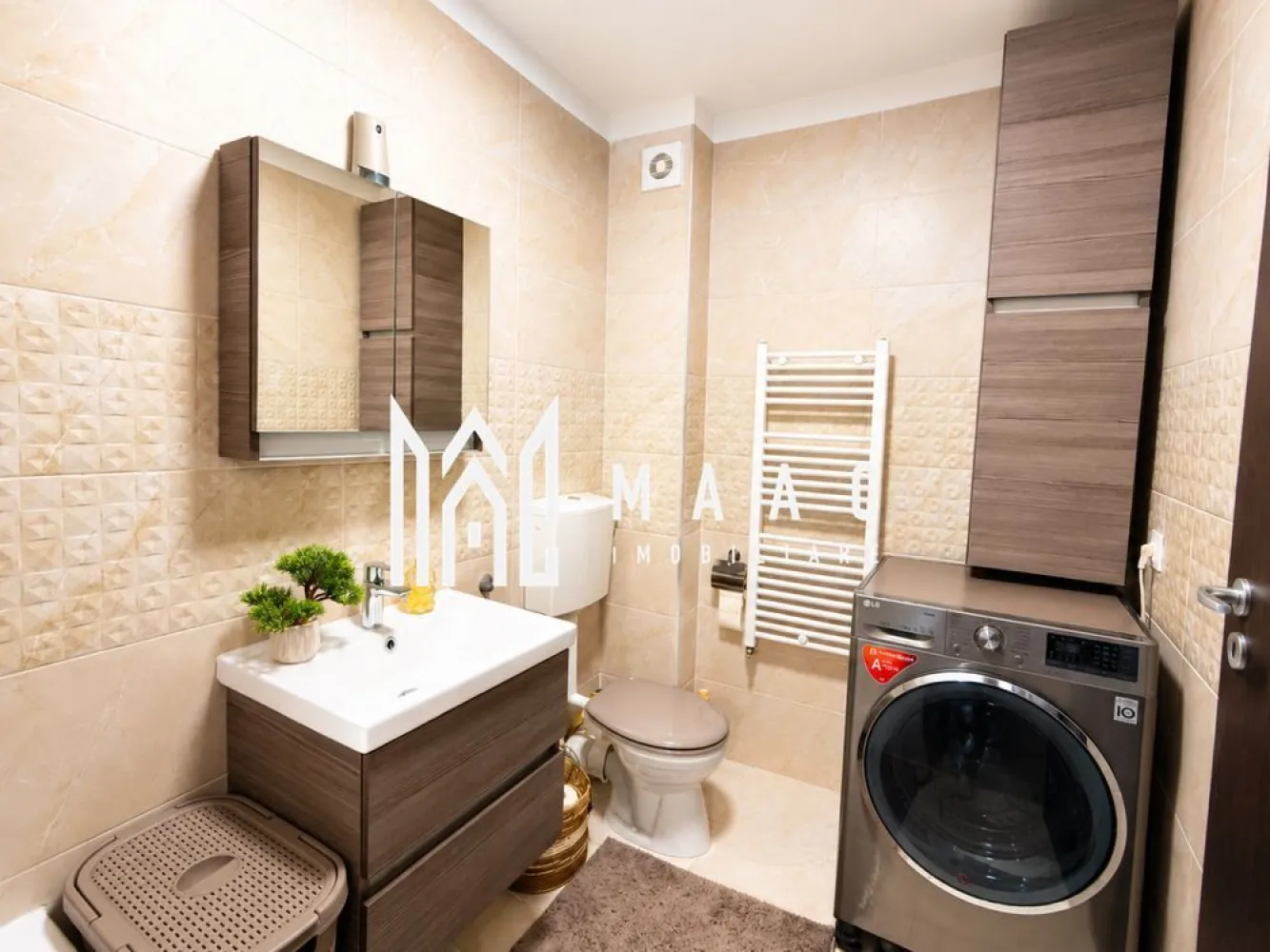Apartament 3 camere | Balcon | Loc de parcare | Magnolia - Apartament 3 camere Sibiu, decomandat, situat în cartierul Magnolia, situat la etajul 2.

Localizare:
Apartamentul este situat în cartierul Magnolia, într-un bloc nou cu lift, într-o zonă liniștită și bine organizată, cu acces facil către puncte de interes, mijloace de transport, magazine și spații verzi.
Imobilul se află la etajul 2 din 8, oferind o vedere deschisă și orientare sud-vestică, ideală pentru lumină naturală pe tot parcursul zilei.

Caracteristici:
Tip apartament: 3 camere semi-decomandat
Suprafață utilă: 52 mp
Suprafață totală: 61 mp
Etaj: 2 din 8
Bloc dotat cu lift
Balcon: 9 mp, accesibil din living și dintr-un dormitor

Compartimentare:
Hol de intrare
Baie complet echipată, dotată cu cabină de duș, mobilier sanitar și mașină de spălat rufe
Living open space, cu zonă de relaxare și bucătărie deschisă, complet mobilată și utilată, inclusiv cu electrocasnice
Două dormitoare, fiecare mobilat cu pat, șifonier și noptiere
Balcon generos de 9 mp, cu acces din living și dintr-un dormitor

Dotări și finisaje:
Aer condiționat
Centrală termică proprie Ferolli cu calorifere în toate camerele
Finisaje: pardoseli, uși interioare noi, tâmplărie PVC cu geam termopan
Ușă metalică la intrare.

Parcare:
Apartamentul dispune de loc de parcare.

Pentru detalii suplimentare și programarea unei vizionări, contactează echipa MAAC Imobiliare și menționează Cod anunț CP3207673.

Conținut optimizat cu AI, aprobat de agent uman.
