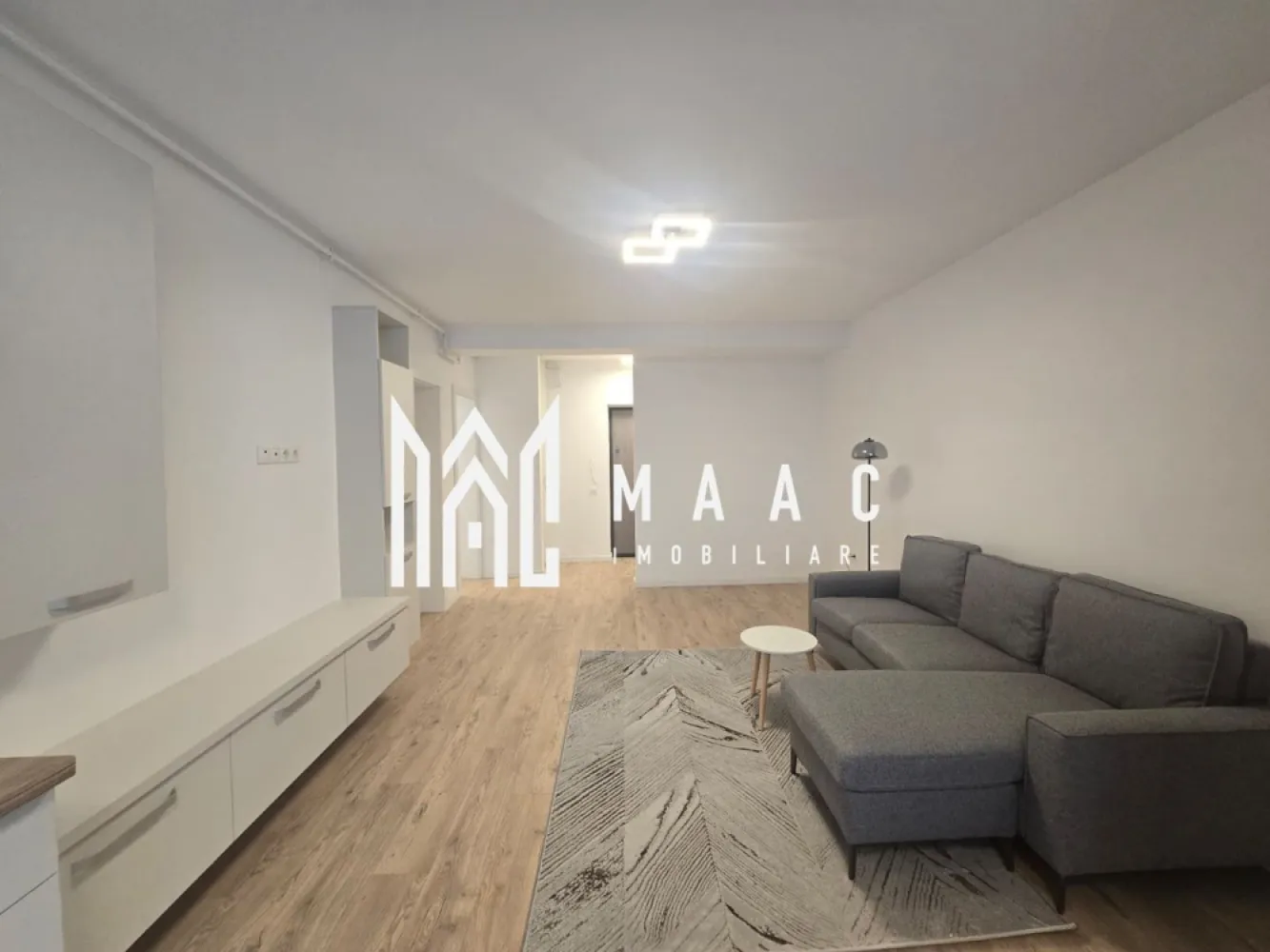 Apartament 2 camere nou | Modern | Balcon | Parcare - MAAC Imobiliare ofera spre inchiriere apartament de 2 camere, nou, complet mobilat si utilat, in zona de vest. mai exact in ansamblul rezidential DaVinci.

Locuinta are suprafata utila de 52mp si este alcatuita din hol, living open space cu bucatarie cu toate facilitatile, dormitor cu pat matrimonial, baie moderna si terasa de 18mp.

Apartamentul se afla la parterul inalt unui imobil cu regim de inaltime P+1+M, situat la intrarea in Sibiu, in cartierul rezidential DaVinci, care se remarca prin procentul ridicat de spatii verzi, constructii calitative si orientare Sudica la toate locuintele.

Se percepe o chirie in avans si garantie in cuantumul unei chirii lunare. Disponibilitate imediata.

Pentru mai multe detalii, specificati telefonic: CP3208400