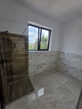 De vanzare hala+teren +2 apartamente la doar 7 km Bistrita