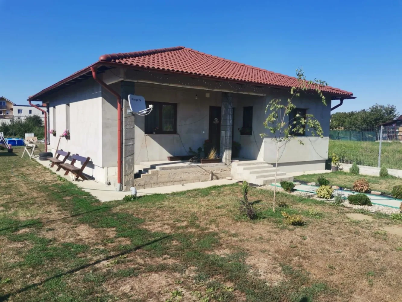BRASADAS vinde casa 3 dormit. 120mp 13 ari 2019 Bercu Rosu. - Agenția imobiliara BRASADAS vinde casa individuala tip PARTER cu 3 dormitoare si teren aferent de 700mp in Bercu Rosu. Casa este construita in 2019 in stil mediteranean. Frontul stradal este de 14m. Pentru mai multe oferte accesați www.brasadas.com.
