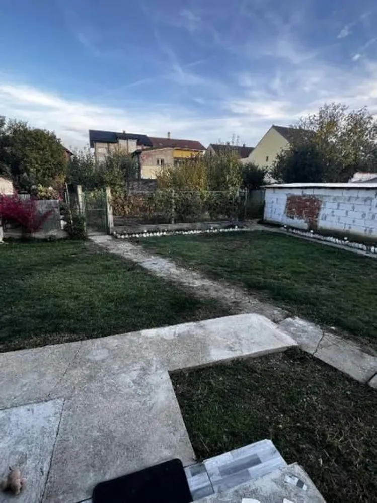 BRASADAS vinde casa in zona 14 Mai. - Agentia Imobiliara BRASADAS vinde casă cu etaj in zona 14 Mai-Solidarității. Casa-140 mp la sol, in total-280 mp, terenul este in 2 topuri 762 mp si 554 mp (se vinde împreună). Casa necestită investiții. Www.brasadas.com.