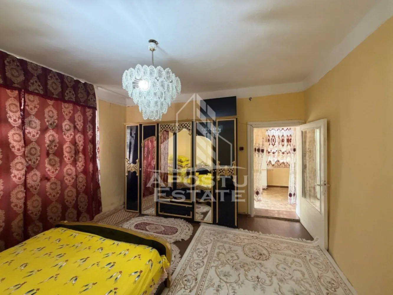 Casa de vanzare, teren 225 mp, zona Fratelia, Bujorilor, Timisoara - Agentia imobiliara APOSTU ESTATE va propune spre vanzare o casa situata in zona Fratelia, pe strada Bujorilor din Timisoara, intr-o zona bine conectata a orasului, ideala pentru cei care isi doresc acces rapid catre toate punctele de interes si confortul unei locuinte cu curte proprie.

Proprietatea dispune de o suprafata utila de aproximativ 55 mp si este amplasata pe un teren cu suprafata de 225 mp.

Compartimentare:

5 camere
Bucatarie
Baie

Dotari si beneficii:

Incalzire cu sobe
Doua dintre cele 5 camere au fost recent renovate
Curte proprie, usor de intretinut
Proprietatea ofera posibilitatea de renovare si amenajare dupa propriile preferinte

Pozitionare:

Situata in zona Fratelia, pe strada Bujorilor
Acces rapid catre Chisoda
In apropiere de supermarket Lidl, brutarie, scoli, gradinite si alte puncte de interes
Zona beneficiaza de acces facil la mijloace de transport in comun si de o infrastructura foarte bine dezvoltata, oferind conexiuni rapide catre toate zonele orasului

Pretul este negociabil.

Agentia imobiliara APOSTU ESTATE va ofera consultanta bancara gratuita prin intermediul colaboratorilor nostri.

Va asteptam cu drag la o vizionare!
ID intern: CP3208560