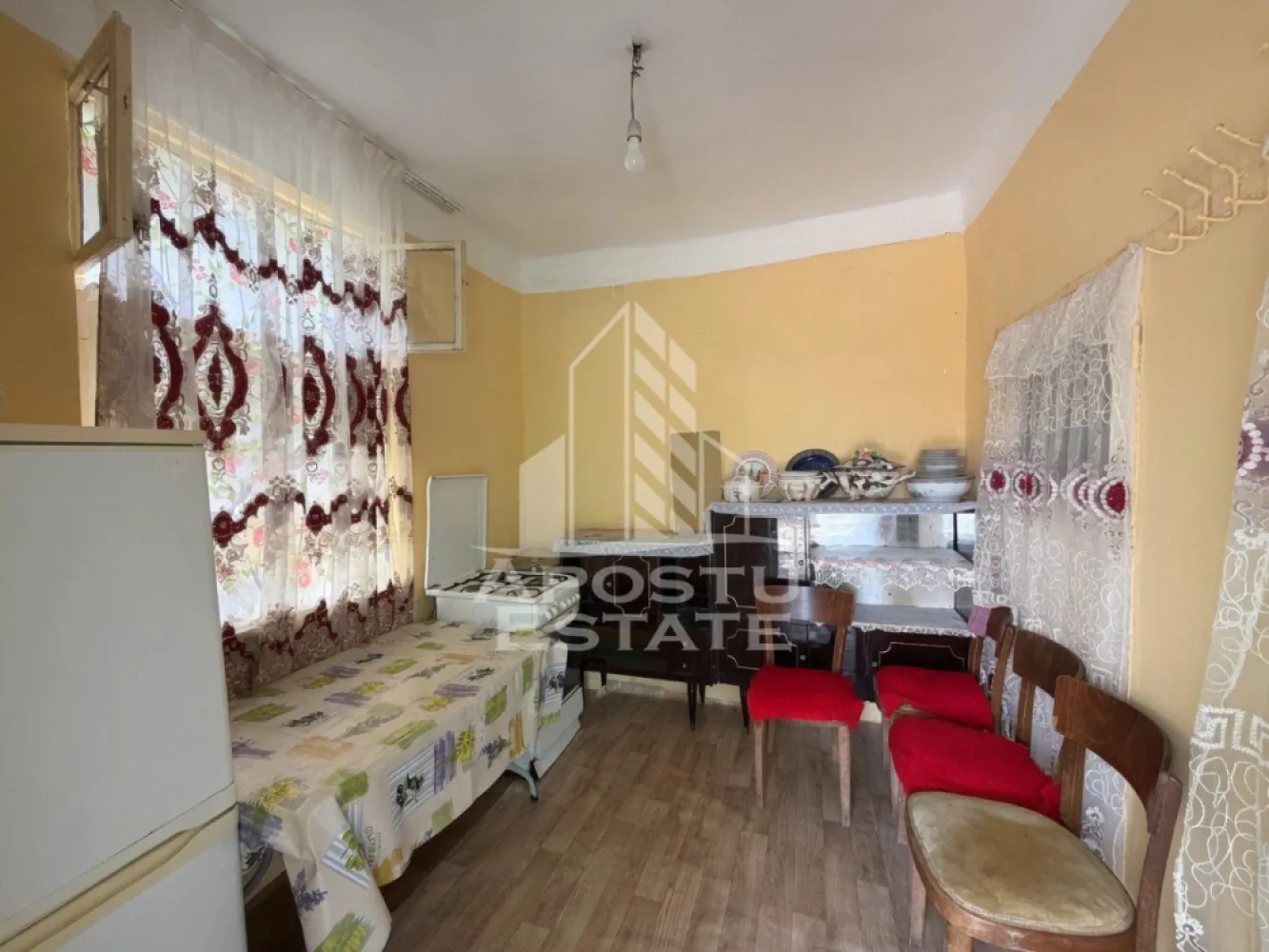 Casa de vanzare, teren 225 mp, zona Fratelia, Bujorilor, Timisoara - Agentia imobiliara APOSTU ESTATE va propune spre vanzare o casa situata in zona Fratelia, pe strada Bujorilor din Timisoara, intr-o zona bine conectata a orasului, ideala pentru cei care isi doresc acces rapid catre toate punctele de interes si confortul unei locuinte cu curte proprie.

Proprietatea dispune de o suprafata utila de aproximativ 55 mp si este amplasata pe un teren cu suprafata de 225 mp.

Compartimentare:

5 camere
Bucatarie
Baie

Dotari si beneficii:

Incalzire cu sobe
Doua dintre cele 5 camere au fost recent renovate
Curte proprie, usor de intretinut
Proprietatea ofera posibilitatea de renovare si amenajare dupa propriile preferinte

Pozitionare:

Situata in zona Fratelia, pe strada Bujorilor
Acces rapid catre Chisoda
In apropiere de supermarket Lidl, brutarie, scoli, gradinite si alte puncte de interes
Zona beneficiaza de acces facil la mijloace de transport in comun si de o infrastructura foarte bine dezvoltata, oferind conexiuni rapide catre toate zonele orasului

Pretul este negociabil.

Agentia imobiliara APOSTU ESTATE va ofera consultanta bancara gratuita prin intermediul colaboratorilor nostri.

Va asteptam cu drag la o vizionare!
ID intern: CP3208560