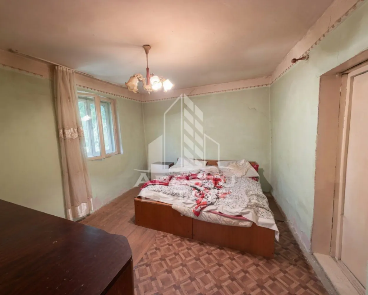 Casa de vanzare, teren 225 mp, zona Fratelia, Bujorilor, Timisoara - Agentia imobiliara APOSTU ESTATE va propune spre vanzare o casa situata in zona Fratelia, pe strada Bujorilor din Timisoara, intr-o zona bine conectata a orasului, ideala pentru cei care isi doresc acces rapid catre toate punctele de interes si confortul unei locuinte cu curte proprie.

Proprietatea dispune de o suprafata utila de aproximativ 55 mp si este amplasata pe un teren cu suprafata de 225 mp.

Compartimentare:

5 camere
Bucatarie
Baie

Dotari si beneficii:

Incalzire cu sobe
Doua dintre cele 5 camere au fost recent renovate
Curte proprie, usor de intretinut
Proprietatea ofera posibilitatea de renovare si amenajare dupa propriile preferinte

Pozitionare:

Situata in zona Fratelia, pe strada Bujorilor
Acces rapid catre Chisoda
In apropiere de supermarket Lidl, brutarie, scoli, gradinite si alte puncte de interes
Zona beneficiaza de acces facil la mijloace de transport in comun si de o infrastructura foarte bine dezvoltata, oferind conexiuni rapide catre toate zonele orasului

Pretul este negociabil.

Agentia imobiliara APOSTU ESTATE va ofera consultanta bancara gratuita prin intermediul colaboratorilor nostri.

Va asteptam cu drag la o vizionare!
ID intern: CP3208560