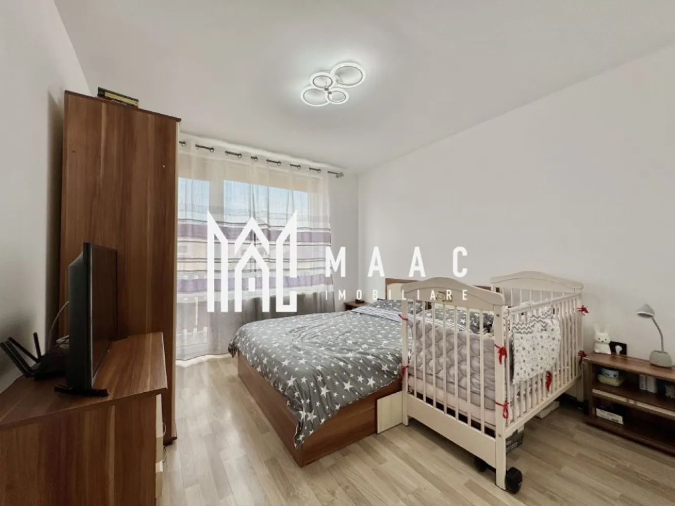 Casă de vânzare în Cartierul Arhitecților I Cisnădie I 4 camere - Casă de vânzare în Cartierul Arhitecților, Cisnădie – 4 camere, compartimentare eficientă și confort modern

MAAC Imobiliare vă propune spre vânzare o casă modernă, situată în Cartierul Arhitecților, Cisnădie – o zonă liniștită, ideală pentru familii sau pentru cei care doresc acces rapid către Sibiu, fără a renunța la confortul unei locuințe retrase.

Caracteristici principale:
– 4 camere
– 2 băi (una pe fiecare nivel)
– Balcon comun pentru două dintre dormitoare
– Living open-space cu bucătărie
– Spațiu de depozitare
– Curte privată

Compartimentare:
Parter:
– Hol de acces cu ușă separată, care asigură intimitate față de zona de zi
– Living spațios și luminos, cu bucătărie open-space
– Baie dotată cu duș de dimensiuni generoase
– Spațiu de depozitare eficient, ideal pentru organizare

Etaj:
– 3 camere, dintre care două cu acces la balcon
– Baie complet utilată

Avantaje:
– Locație într-o zonă liniștită, cu acces rapid către oraș
– Aproape de școli, magazine și alte facilități
– Compartimentare practică, ideală pentru viața de zi cu zi
– Curte suficientă pentru relaxare sau amenajare personalizată

Pentru detalii suplimentare, planuri, consultanță sau programarea unei vizionări, te rugăm să ne contactezi si sa specifici CP2648387.