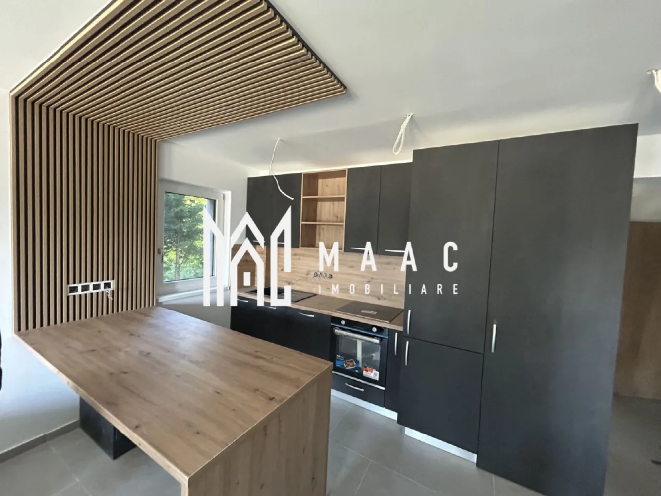 Apartament 3 camere Sibiu | Exterior Vest | terasă, 2 băi - Apartament de vânzare cu 3 camere în Sibiu, în zona Exterior Vest, dispus pe etajele 1 și 2, cu 61,4 mp utili, terasă și 2 băi, într-un imobil finalizat în 2023.

Detalii proprietate:
• Suprafață utilă: 61,4 mp
• Compartimentare: decomandat, cu living și bucătărie open-space, 2 dormitoare, 2 băi și hol
• Terasă de 7 mp
• Imobil finalizat în 2023, construcție din cărămidă
• Stadiu interior: ultrafinisat, confort 1
• Orientare sud-est
• Încălzire în pardoseală în toate încăperile și pompă de căldură individuală
• Tâmplărie PVC premium, profil cu 7 camere, geamuri tripan și izolație exterioară de 20 cm
• Loc de parcare inclus

Apartamentul este amplasat în ansamblul rezidențial DaVinci Homes Cristian, o zonă apreciată pentru spațiile verzi, aleile pietonale, traficul redus și priveliștea către Munții Cindrel. Locația oferă acces rapid către Sibiu și un cadru liniștit pentru locuire.

Cod anunț CP3208486. Contactați-ne pentru detalii suplimentare și programarea unei vizionări.

Conținut optimizat cu AI, aprobat de agent uman.
