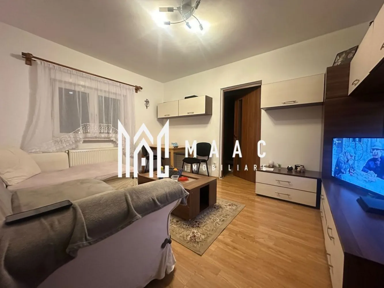 Apartament 2 camere | Hipodrom 2, Sibiu | semidecomandat, etaj 1 - În Hipodrom 2, Sibiu, acest apartament cu 2 camere oferă 37 mp utili, compartimentare semidecomandată, etaj 1 și orientare Sud-Est, într-un imobil cu 4 niveluri.

Detalii proprietate:
• Suprafață utilă: 37 mp
• Compartimentare: 2 camere, 1 dormitor, 1 baie, 1 bucătărie
• Etaj 1 din 4
• An construcție: 1980
• Stare interioară: finisat clasic
• Orientare: Sud-Est
• Living cu pardoseală laminată și pereți în nuanțe deschise
• Dormitor cu pardoseală din lemn și finisaje în tonuri neutre
• Bucătărie finisată cu gresie
• Baie cu lavoar și cabină de duș

Proprietatea este amplasată în zona Hipodrom 2 din Sibiu, într-un cadru urban, potrivit pentru un regim de locuire practică de zi cu zi.

Pentru detalii suplimentare și programarea unei vizionări, contactați echipa MAAC Imobiliare și menționați Cod anunț CP3208545.

Conținut optimizat cu AI, aprobat de agent uman.