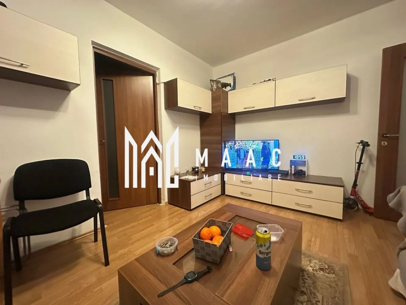 Apartament 2 camere | Hipodrom 2, Sibiu | semidecomandat, etaj 1 - În Hipodrom 2, Sibiu, acest apartament cu 2 camere oferă 37 mp utili, compartimentare semidecomandată, etaj 1 și orientare Sud-Est, într-un imobil cu 4 niveluri.

Detalii proprietate:
• Suprafață utilă: 37 mp
• Compartimentare: 2 camere, 1 dormitor, 1 baie, 1 bucătărie
• Etaj 1 din 4
• An construcție: 1980
• Stare interioară: finisat clasic
• Orientare: Sud-Est
• Living cu pardoseală laminată și pereți în nuanțe deschise
• Dormitor cu pardoseală din lemn și finisaje în tonuri neutre
• Bucătărie finisată cu gresie
• Baie cu lavoar și cabină de duș

Proprietatea este amplasată în zona Hipodrom 2 din Sibiu, într-un cadru urban, potrivit pentru un regim de locuire practică de zi cu zi.

Pentru detalii suplimentare și programarea unei vizionări, contactați echipa MAAC Imobiliare și menționați Cod anunț CP3208545.

Conținut optimizat cu AI, aprobat de agent uman.
