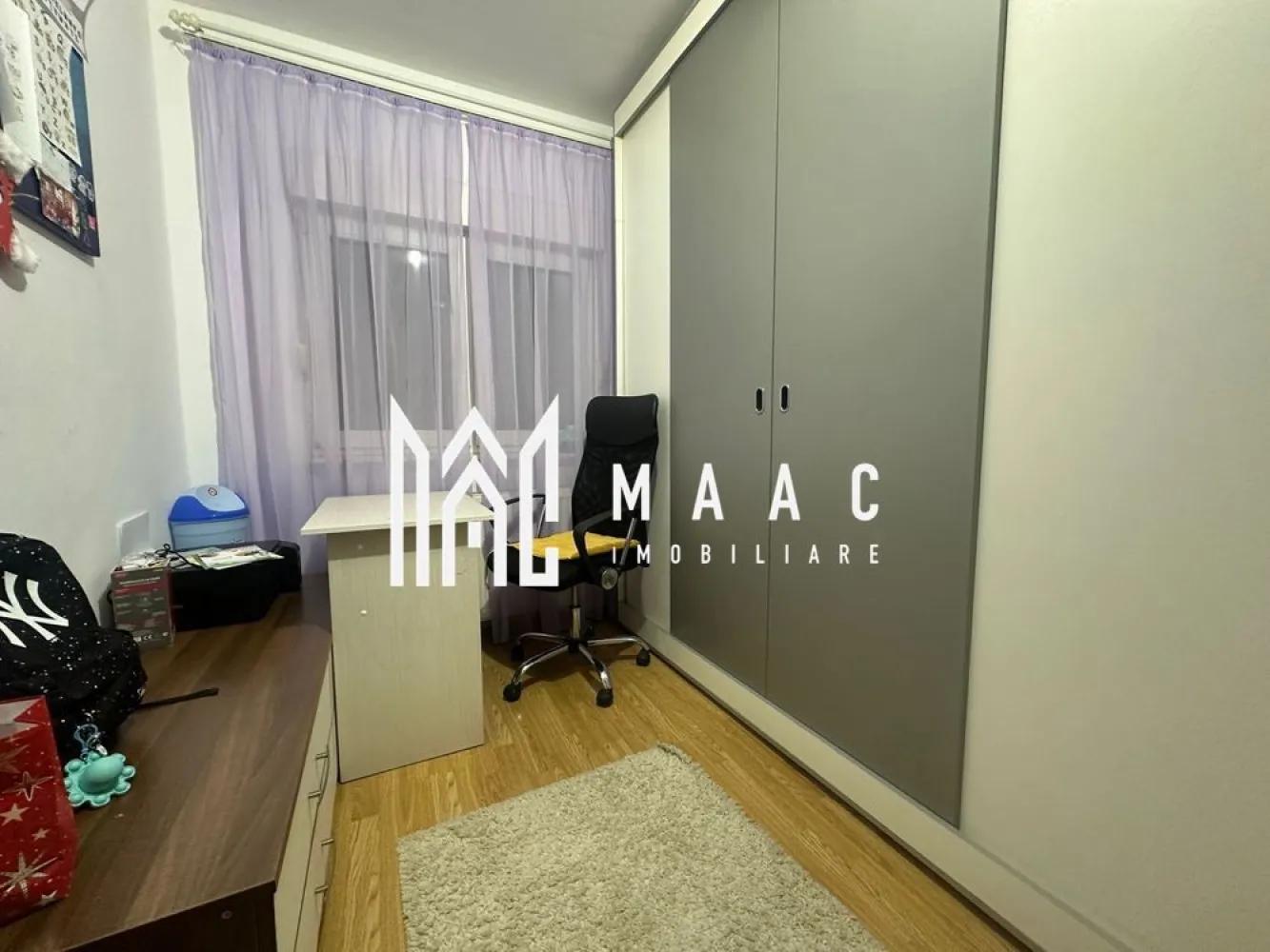 Apartament 2 camere | Hipodrom 2, Sibiu | semidecomandat, etaj 1 - În Hipodrom 2, Sibiu, acest apartament cu 2 camere oferă 37 mp utili, compartimentare semidecomandată, etaj 1 și orientare Sud-Est, într-un imobil cu 4 niveluri.

Detalii proprietate:
• Suprafață utilă: 37 mp
• Compartimentare: 2 camere, 1 dormitor, 1 baie, 1 bucătărie
• Etaj 1 din 4
• An construcție: 1980
• Stare interioară: finisat clasic
• Orientare: Sud-Est
• Living cu pardoseală laminată și pereți în nuanțe deschise
• Dormitor cu pardoseală din lemn și finisaje în tonuri neutre
• Bucătărie finisată cu gresie
• Baie cu lavoar și cabină de duș

Proprietatea este amplasată în zona Hipodrom 2 din Sibiu, într-un cadru urban, potrivit pentru un regim de locuire practică de zi cu zi.

Pentru detalii suplimentare și programarea unei vizionări, contactați echipa MAAC Imobiliare și menționați Cod anunț CP3208545.

Conținut optimizat cu AI, aprobat de agent uman.