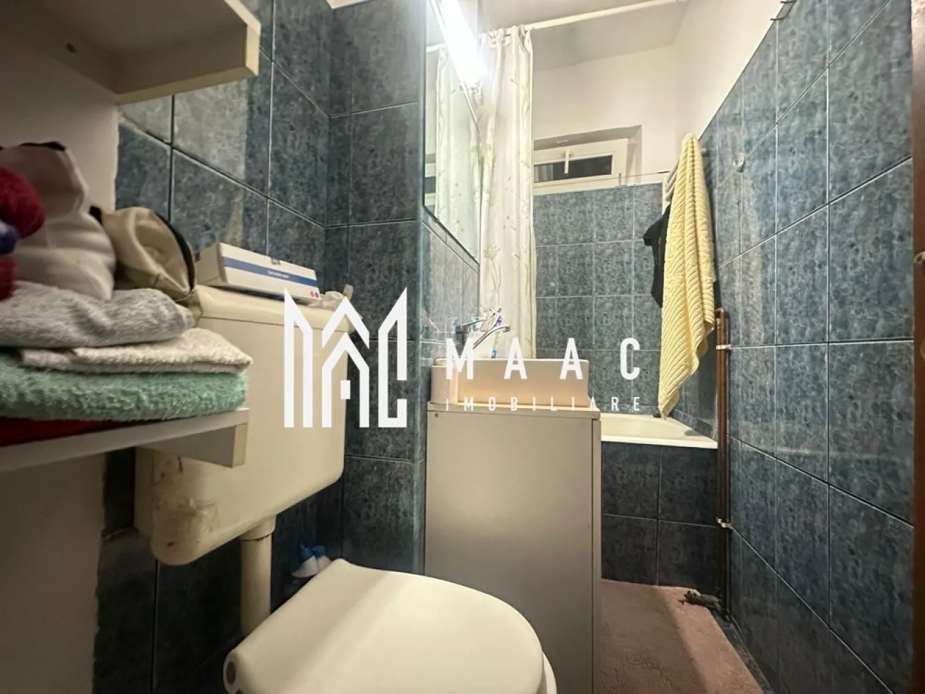 Apartament 2 camere | Hipodrom 2, Sibiu | semidecomandat, etaj 1 - În Hipodrom 2, Sibiu, acest apartament cu 2 camere oferă 37 mp utili, compartimentare semidecomandată, etaj 1 și orientare Sud-Est, într-un imobil cu 4 niveluri.

Detalii proprietate:
• Suprafață utilă: 37 mp
• Compartimentare: 2 camere, 1 dormitor, 1 baie, 1 bucătărie
• Etaj 1 din 4
• An construcție: 1980
• Stare interioară: finisat clasic
• Orientare: Sud-Est
• Living cu pardoseală laminată și pereți în nuanțe deschise
• Dormitor cu pardoseală din lemn și finisaje în tonuri neutre
• Bucătărie finisată cu gresie
• Baie cu lavoar și cabină de duș

Proprietatea este amplasată în zona Hipodrom 2 din Sibiu, într-un cadru urban, potrivit pentru un regim de locuire practică de zi cu zi.

Pentru detalii suplimentare și programarea unei vizionări, contactați echipa MAAC Imobiliare și menționați Cod anunț CP3208545.

Conținut optimizat cu AI, aprobat de agent uman.