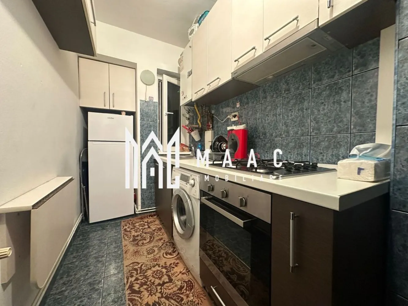 Apartament 2 camere | Hipodrom 2, Sibiu | semidecomandat, etaj 1 - În Hipodrom 2, Sibiu, acest apartament cu 2 camere oferă 37 mp utili, compartimentare semidecomandată, etaj 1 și orientare Sud-Est, într-un imobil cu 4 niveluri.

Detalii proprietate:
• Suprafață utilă: 37 mp
• Compartimentare: 2 camere, 1 dormitor, 1 baie, 1 bucătărie
• Etaj 1 din 4
• An construcție: 1980
• Stare interioară: finisat clasic
• Orientare: Sud-Est
• Living cu pardoseală laminată și pereți în nuanțe deschise
• Dormitor cu pardoseală din lemn și finisaje în tonuri neutre
• Bucătărie finisată cu gresie
• Baie cu lavoar și cabină de duș

Proprietatea este amplasată în zona Hipodrom 2 din Sibiu, într-un cadru urban, potrivit pentru un regim de locuire practică de zi cu zi.

Pentru detalii suplimentare și programarea unei vizionări, contactați echipa MAAC Imobiliare și menționați Cod anunț CP3208545.

Conținut optimizat cu AI, aprobat de agent uman.