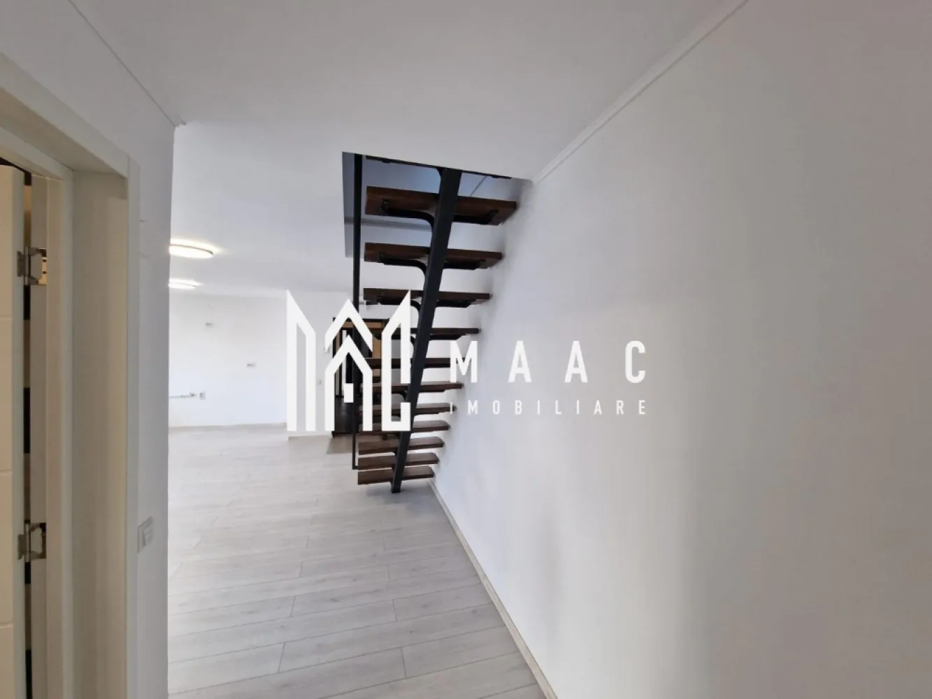 Apartament 4 camere | 76 MPU | 2 Bai | Piata Rahovei - MAAC Imobiliare va prezinta o mansardă spațioasă – 4 camere, 76 mp utili, complet finisata. Compartimentare: Living cu bucatarie generos și luminos. Trei dormitoare spatioase . Două băi dintre care una cu cada. Predare la cheie. Dotări: centrală termică proprie,calorifere,geamuri termopan. Mansarda este complet intabulată și poate fi achiziționată și prin credit. Pentru mai multe detalii precizati telefonic ca ati vazut anuntul cu ID: CP2778779 }}