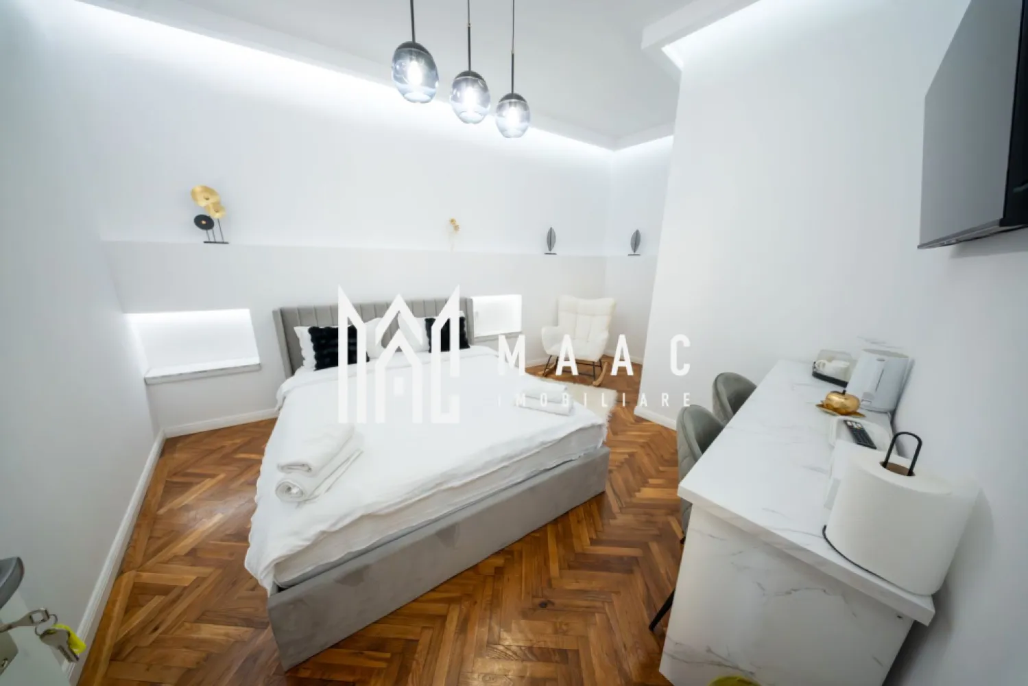 Apartament 3 camere Regim Hotelier I Ultracentral I - MAAC Imobiliare va propune spre vânzare un apartament OCAZIE UNICĂ Apartament de vânzare în centrul istoric al Sibiului, situat pe Strada Tipografilor, într-o zonă foarte căutată atât de turiști, cât și de cei care vor să locuiască aproape de toate atracțiile orașului. Apartamentul are 3 camere, 3 bai, fiind mobilat și utilat complet, cu finisaje de calitate și mobilier modern. Este amenajat cu bun gust și oferă un spațiu confortabil și elegant. În prezent funcționează în regim hotelier, ceea ce îl face o investiție foarte bună, cu posibilitatea de a genera venit imediat pentru viitorul proprietar. Locația este un mare avantaj – la câteva minute de principalele puncte de interes, restaurante, cafenele și zonele turistice din centrul Sibiu. Apartamentul este ideal atât pentru investiție, cât și pentru locuit, pentru cei care își doresc să fie în inima orașului. Pentru mai multe detalii precizați ca ați văzut anunțul cu ID CP2959885 }}