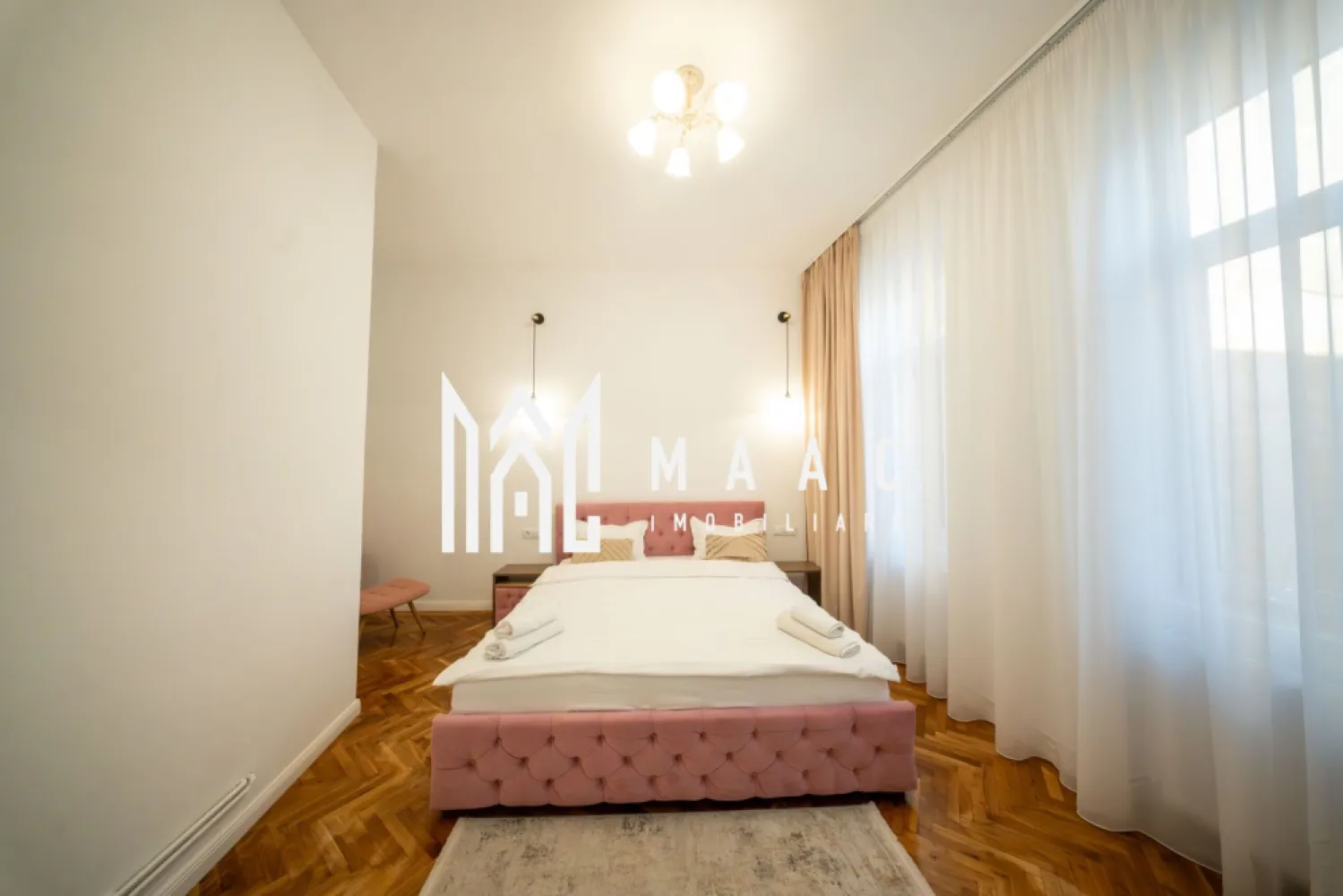 Apartament 3 camere Regim Hotelier I Ultracentral I - MAAC Imobiliare va propune spre vânzare un apartament OCAZIE UNICĂ Apartament de vânzare în centrul istoric al Sibiului, situat pe Strada Tipografilor, într-o zonă foarte căutată atât de turiști, cât și de cei care vor să locuiască aproape de toate atracțiile orașului. Apartamentul are 3 camere, 3 bai, fiind mobilat și utilat complet, cu finisaje de calitate și mobilier modern. Este amenajat cu bun gust și oferă un spațiu confortabil și elegant. În prezent funcționează în regim hotelier, ceea ce îl face o investiție foarte bună, cu posibilitatea de a genera venit imediat pentru viitorul proprietar. Locația este un mare avantaj – la câteva minute de principalele puncte de interes, restaurante, cafenele și zonele turistice din centrul Sibiu. Apartamentul este ideal atât pentru investiție, cât și pentru locuit, pentru cei care își doresc să fie în inima orașului. Pentru mai multe detalii precizați ca ați văzut anunțul cu ID CP2959885 }}