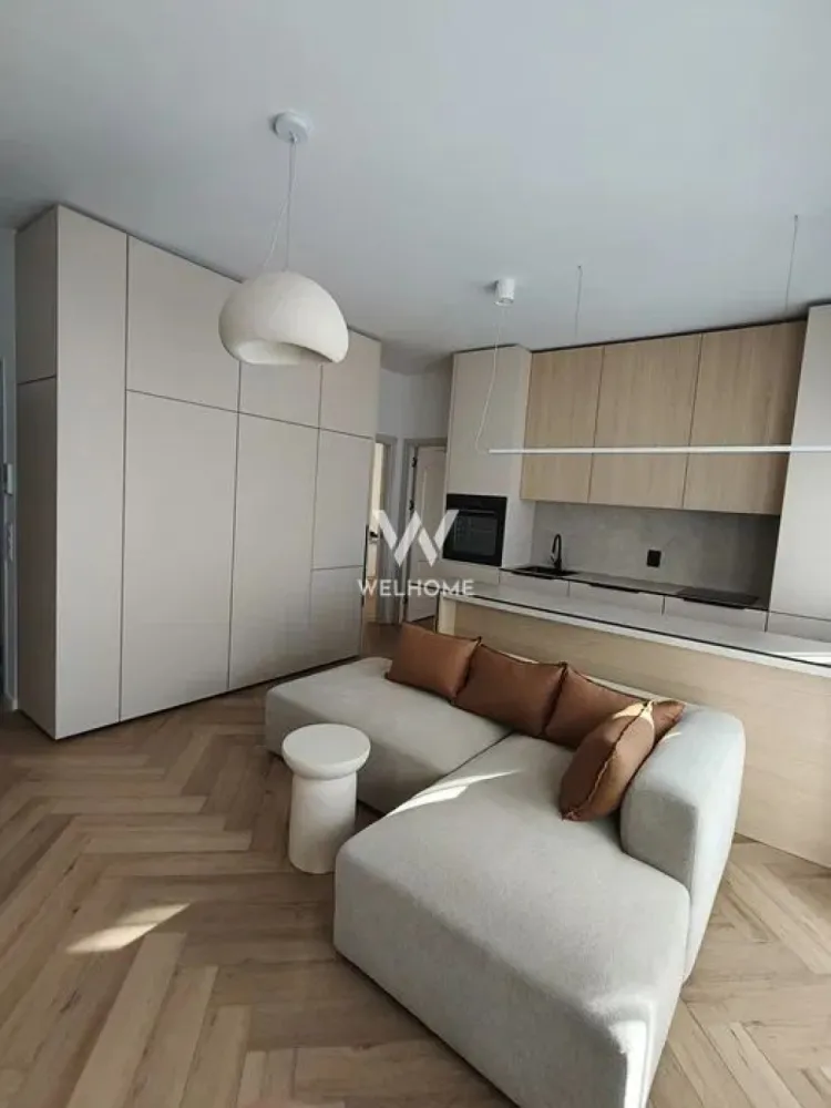 Apartament nou, de închiriat, complet utilat- Turnisor - Apartament modern de închiriat, bloc nou, prima închiriere, situat la etajul 1, în zona Industrială Vest – Strada Ogorului. Suprafață utilă: aproximativ 50 mp. Compartimentare: -living open-space cu bucătărie, -1 dormitor mobilat complet -1 cameră suplimentară ce poate fi mobilată în funcție de nevoile chiriașului (birou/dormitor/dressing). -1 baie Dotări: încălzire în pardoseală, centrală proprie, electrocasnice încorporate, mașină de spălat vase, mașină de spălat rufe + uscător, Smart TV. Loc de parcare în curte cu barieră și locuri suplimentare pentru vizitatori. Disponibil imediat. Preț: 550 €/lună + garanție o lună. Se percepe comision 50% din pretul unei chirii. Nu se acceptă animale de companie Telefon: 0743030351 }}