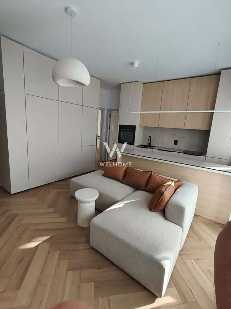 Apartament nou, de închiriat, complet utilat- Turnisor - Apartament modern de închiriat, bloc nou, prima închiriere, situat la etajul 1, în zona Industrială Vest – Strada Ogorului. Suprafață utilă: aproximativ 50 mp. Compartimentare: -living open-space cu bucătărie, -1 dormitor mobilat complet -1 cameră suplimentară ce poate fi mobilată în funcție de nevoile chiriașului (birou/dormitor/dressing). -1 baie Dotări: încălzire în pardoseală, centrală proprie, electrocasnice încorporate, mașină de spălat vase, mașină de spălat rufe + uscător, Smart TV. Loc de parcare în curte cu barieră și locuri suplimentare pentru vizitatori. Disponibil imediat. Preț: 550 €/lună + garanție o lună. Se percepe comision 50% din pretul unei chirii. Nu se acceptă animale de companie Telefon: 0743030351 }}