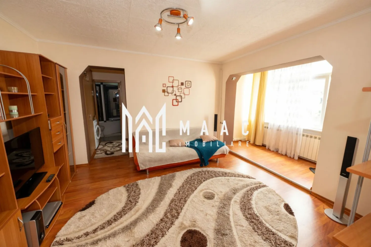 Apartament central 2 Camere | 48 MP | Mutare imediata - Apartament 2 camere etaj 4/4 – zona centrala, Râmnicu Vâlcea MAAC Imobiliare vă propune spre vânzare un apartament cu 2 camere, situat într-o zonă excelentă, in imediata apropiere de centrul orasului, precum si de piață, supermarketuri, școli, faleza Olanesti. Proprietatea are o suprafață totala de 48 MP, se afla la etajul 4/4, pe strada Dacia. Este o alegere ideală pentru tineri aflați la început de drum sau ca investiție, fiind disponibil imediat pentru vanzare si este pretabil pentru inchiriere. Apartamentul se preda mobilat si utilat ca in fotografiile de prezentare. Pentru un comfort termic sporit si facturi mai mici la intretinere, a fost instalat un gigacalorimetru, inclusiv un aparat de aer conditionat. Apartamentul prezinta multiple imbunatatiri precum: -tamplarie schimbata, -instalatie sanitara inlocuita -glet si vopsea lavabila -balcon inchis cu termopan -baie moderna -bucatarie complet mobilata si utilata -parchet modern 📞 Pentru mai multe detalii și programarea unei vizionări, contactați echipa MAAC Imobiliare Râmnicu Vâlcea. id- CP2778223 }}