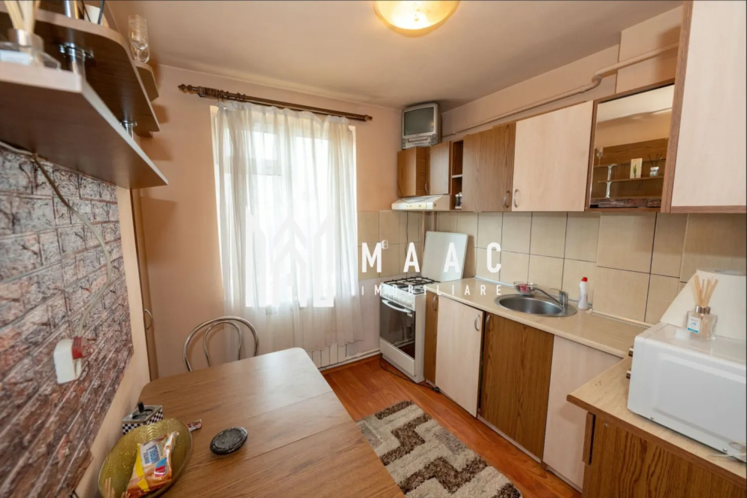 Apartament central 2 Camere | 48 MP | Mutare imediata - Apartament 2 camere etaj 4/4 – zona centrala, Râmnicu Vâlcea MAAC Imobiliare vă propune spre vânzare un apartament cu 2 camere, situat într-o zonă excelentă, in imediata apropiere de centrul orasului, precum si de piață, supermarketuri, școli, faleza Olanesti. Proprietatea are o suprafață totala de 48 MP, se afla la etajul 4/4, pe strada Dacia. Este o alegere ideală pentru tineri aflați la început de drum sau ca investiție, fiind disponibil imediat pentru vanzare si este pretabil pentru inchiriere. Apartamentul se preda mobilat si utilat ca in fotografiile de prezentare. Pentru un comfort termic sporit si facturi mai mici la intretinere, a fost instalat un gigacalorimetru, inclusiv un aparat de aer conditionat. Apartamentul prezinta multiple imbunatatiri precum: -tamplarie schimbata, -instalatie sanitara inlocuita -glet si vopsea lavabila -balcon inchis cu termopan -baie moderna -bucatarie complet mobilata si utilata -parchet modern 📞 Pentru mai multe detalii și programarea unei vizionări, contactați echipa MAAC Imobiliare Râmnicu Vâlcea. id- CP2778223 }}