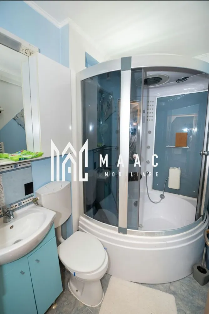 Apartament central 2 Camere | 48 MP | Mutare imediata - Apartament 2 camere etaj 4/4 – zona centrala, Râmnicu Vâlcea MAAC Imobiliare vă propune spre vânzare un apartament cu 2 camere, situat într-o zonă excelentă, in imediata apropiere de centrul orasului, precum si de piață, supermarketuri, școli, faleza Olanesti. Proprietatea are o suprafață totala de 48 MP, se afla la etajul 4/4, pe strada Dacia. Este o alegere ideală pentru tineri aflați la început de drum sau ca investiție, fiind disponibil imediat pentru vanzare si este pretabil pentru inchiriere. Apartamentul se preda mobilat si utilat ca in fotografiile de prezentare. Pentru un comfort termic sporit si facturi mai mici la intretinere, a fost instalat un gigacalorimetru, inclusiv un aparat de aer conditionat. Apartamentul prezinta multiple imbunatatiri precum: -tamplarie schimbata, -instalatie sanitara inlocuita -glet si vopsea lavabila -balcon inchis cu termopan -baie moderna -bucatarie complet mobilata si utilata -parchet modern 📞 Pentru mai multe detalii și programarea unei vizionări, contactați echipa MAAC Imobiliare Râmnicu Vâlcea. id- CP2778223 }}