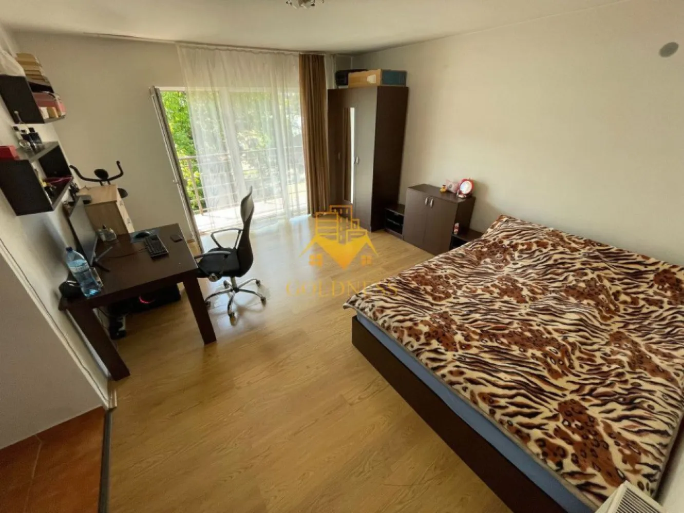 O camera, Marasti, Zona Fsega, Iulius Mall, Parcare, balcon - GOLDNESS Imobiliare vă propune spre închiriere un apartament cu o camer complet mobilat și utilat, la etajul 2 într-un imobil de 4 etaje, în cartierul Marasti. Dispune de loc de parcare! Apartamentul este compartimentat astfel: - dormitor cu pat matrimonial, dulap pentru haine, noptiere - bucatarie complet mobilata, utilata - baie cu cabina de dus, calorifer port prosop inox și dulap pentru depozitare. - balcon de 4 mp Imobilul este dotat cu toate cele necesare- centrală proprie, mașină de spălat haine, frigider, plită electrică, hotă, etc. Se află în apropierea stațiilor de transport în comun, magazine, restaurante, spații verzi, farmacii, etc. Dacă sunteți interesați de acest apartament și doriți să îl vizionați, dar și pentru alte oferte nu ezitați să ne contactați telefonic sau prin e-mail. Vă stăm la dispoziție! Pentru intermediere se percepe un comision de 50% din prețul chiriei!