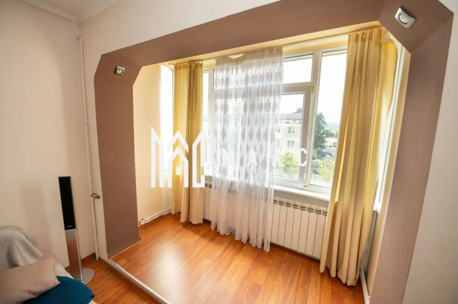 Apartament central 2 Camere | 48 MP | Mutare imediata - Apartament 2 camere etaj 4/4 – zona centrala, Râmnicu Vâlcea MAAC Imobiliare vă propune spre vânzare un apartament cu 2 camere, situat într-o zonă excelentă, in imediata apropiere de centrul orasului, precum si de piață, supermarketuri, școli, faleza Olanesti. Proprietatea are o suprafață totala de 48 MP, se afla la etajul 4/4, pe strada Dacia. Este o alegere ideală pentru tineri aflați la început de drum sau ca investiție, fiind disponibil imediat pentru vanzare si este pretabil pentru inchiriere. Apartamentul se preda mobilat si utilat ca in fotografiile de prezentare. Pentru un comfort termic sporit si facturi mai mici la intretinere, a fost instalat un gigacalorimetru, inclusiv un aparat de aer conditionat. Apartamentul prezinta multiple imbunatatiri precum: -tamplarie schimbata, -instalatie sanitara inlocuita -glet si vopsea lavabila -balcon inchis cu termopan -baie moderna -bucatarie complet mobilata si utilata -parchet modern 📞 Pentru mai multe detalii și programarea unei vizionări, contactați echipa MAAC Imobiliare Râmnicu Vâlcea. id- CP2778223 }}