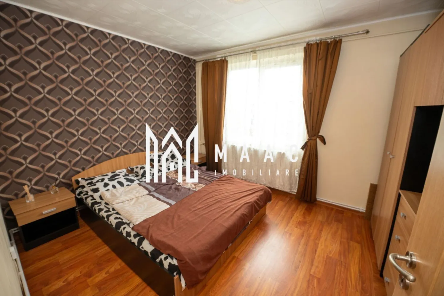 Apartament central 2 Camere | 48 MP | Mutare imediata - Apartament 2 camere etaj 4/4 – zona centrala, Râmnicu Vâlcea MAAC Imobiliare vă propune spre vânzare un apartament cu 2 camere, situat într-o zonă excelentă, in imediata apropiere de centrul orasului, precum si de piață, supermarketuri, școli, faleza Olanesti. Proprietatea are o suprafață totala de 48 MP, se afla la etajul 4/4, pe strada Dacia. Este o alegere ideală pentru tineri aflați la început de drum sau ca investiție, fiind disponibil imediat pentru vanzare si este pretabil pentru inchiriere. Apartamentul se preda mobilat si utilat ca in fotografiile de prezentare. Pentru un comfort termic sporit si facturi mai mici la intretinere, a fost instalat un gigacalorimetru, inclusiv un aparat de aer conditionat. Apartamentul prezinta multiple imbunatatiri precum: -tamplarie schimbata, -instalatie sanitara inlocuita -glet si vopsea lavabila -balcon inchis cu termopan -baie moderna -bucatarie complet mobilata si utilata -parchet modern 📞 Pentru mai multe detalii și programarea unei vizionări, contactați echipa MAAC Imobiliare Râmnicu Vâlcea. id- CP2778223 }}
