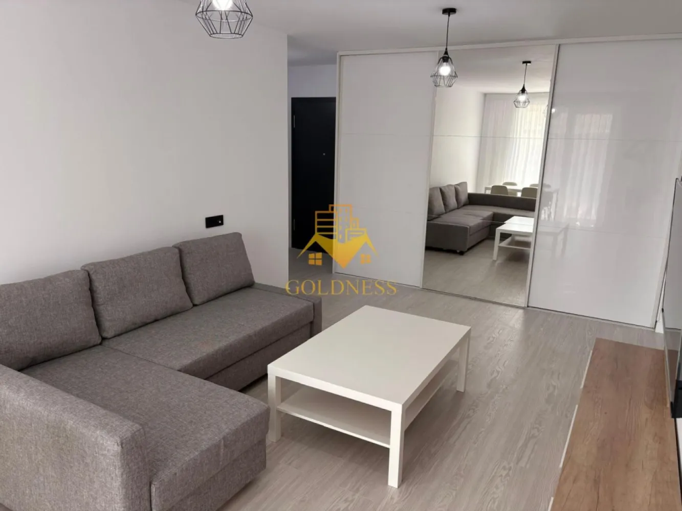 2 camere Modern, Pet friendly, Elite City, Lidl, Iris, Auchan,Fabricii - GOLDNESS Imobiliare vă propune spre închiriere un apartament cu camere complet mobilat și utilat, la etajul 2 într-un imobil de 7 etaje, în Cartierul Iris, Elite City.
Se accepta doar o pisica!
Dispune de loc de parcare subterana!
Se află în apropierea stațiilor de transport în comun, magazine, restaurante, spații verzi, farmacii, etc. 

Apartamentul este compartimentat astfel:
 - dormitor cu pat matrimonial, dressing, noptiere
 -living cu canapea extensibila, comoda tv, loc de servit masa, aer conditionat, dressing, tv 
 - bucatarie complet utilată și mobilată, masina de spalat vase
 - baie cu cada, calorifer port prosop și dulap pentru depozitare.
 - terasa de 13 mp.

Imobilul este dotat cu toate cele necesare- centrală proprie, frigider, aragaz, hotă, mașină de spălat haine si vase, televizor, aer conditionat, etc. 

Dacă sunteți interesați de acest apartament și doriți să îl vizionați, dar și pentru alte oferte nu ezitați să ne contactați telefonic sau prin e-mail. Vă stăm la dispoziție!
Pentru intermediere se percepe un comision de 50% din prețul chiriei!