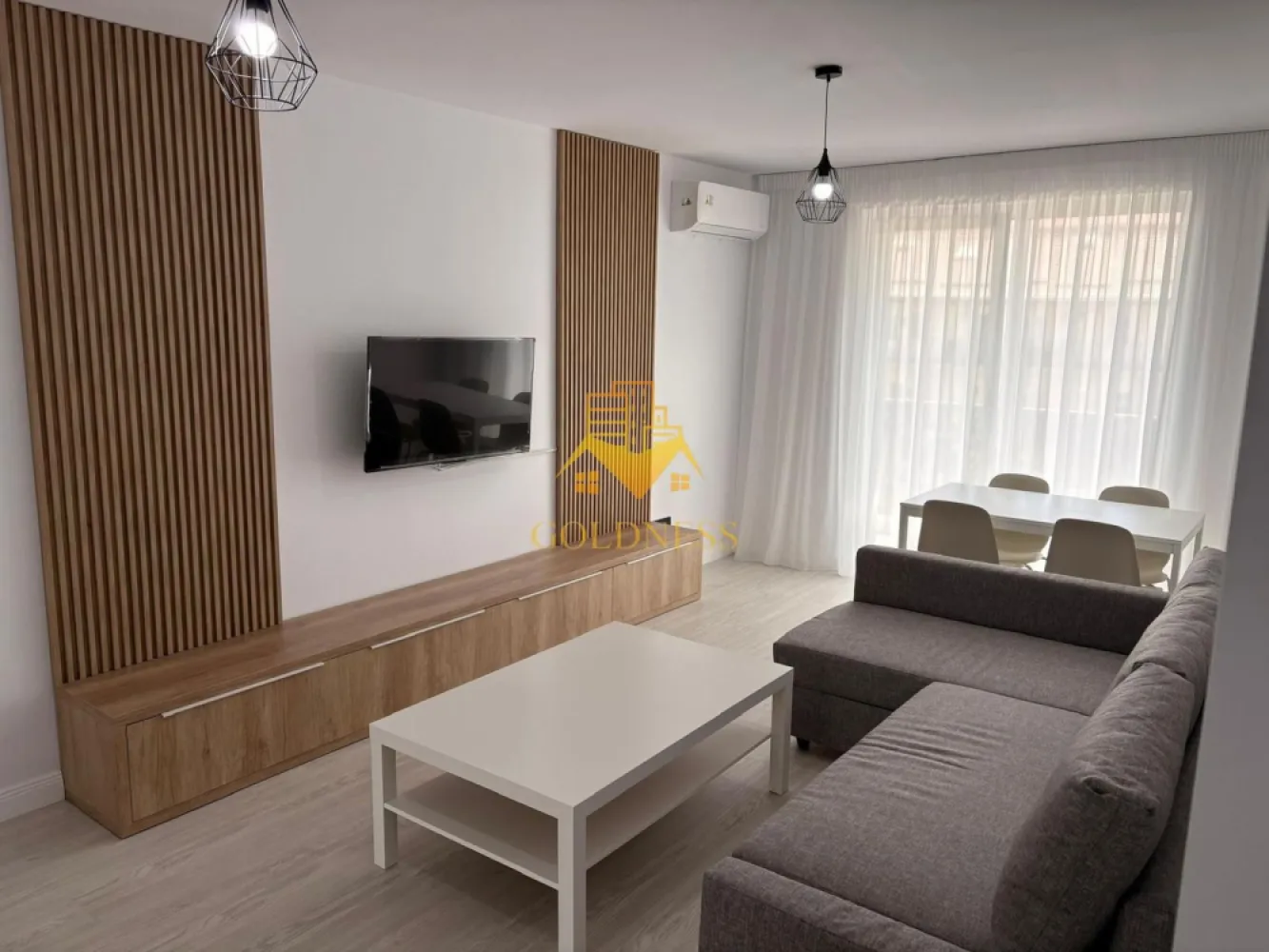 2 camere Modern, Pet friendly, Elite City, Lidl, Iris, Auchan,Fabricii - GOLDNESS Imobiliare vă propune spre închiriere un apartament cu camere complet mobilat și utilat, la etajul 2 într-un imobil de 7 etaje, în Cartierul Iris, Elite City.
Se accepta doar o pisica!
Dispune de loc de parcare subterana!
Se află în apropierea stațiilor de transport în comun, magazine, restaurante, spații verzi, farmacii, etc. 

Apartamentul este compartimentat astfel:
 - dormitor cu pat matrimonial, dressing, noptiere
 -living cu canapea extensibila, comoda tv, loc de servit masa, aer conditionat, dressing, tv 
 - bucatarie complet utilată și mobilată, masina de spalat vase
 - baie cu cada, calorifer port prosop și dulap pentru depozitare.
 - terasa de 13 mp.

Imobilul este dotat cu toate cele necesare- centrală proprie, frigider, aragaz, hotă, mașină de spălat haine si vase, televizor, aer conditionat, etc. 

Dacă sunteți interesați de acest apartament și doriți să îl vizionați, dar și pentru alte oferte nu ezitați să ne contactați telefonic sau prin e-mail. Vă stăm la dispoziție!
Pentru intermediere se percepe un comision de 50% din prețul chiriei!