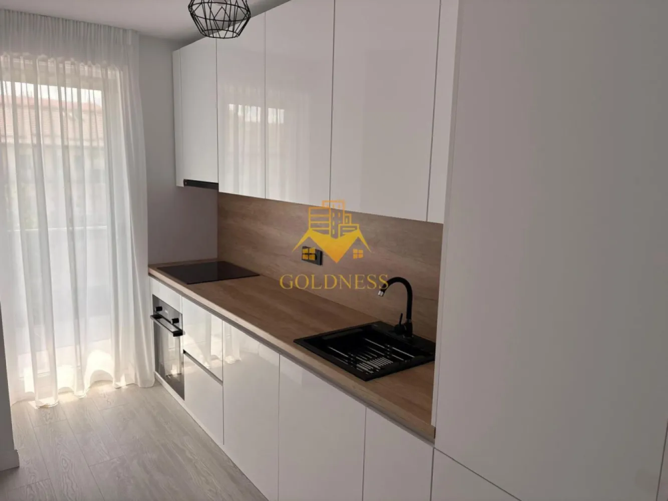 2 camere Modern, Pet friendly, Elite City, Lidl, Iris, Auchan,Fabricii - GOLDNESS Imobiliare vă propune spre închiriere un apartament cu camere complet mobilat și utilat, la etajul 2 într-un imobil de 7 etaje, în Cartierul Iris, Elite City.
Se accepta doar o pisica!
Dispune de loc de parcare subterana!
Se află în apropierea stațiilor de transport în comun, magazine, restaurante, spații verzi, farmacii, etc. 

Apartamentul este compartimentat astfel:
 - dormitor cu pat matrimonial, dressing, noptiere
 -living cu canapea extensibila, comoda tv, loc de servit masa, aer conditionat, dressing, tv 
 - bucatarie complet utilată și mobilată, masina de spalat vase
 - baie cu cada, calorifer port prosop și dulap pentru depozitare.
 - terasa de 13 mp.

Imobilul este dotat cu toate cele necesare- centrală proprie, frigider, aragaz, hotă, mașină de spălat haine si vase, televizor, aer conditionat, etc. 

Dacă sunteți interesați de acest apartament și doriți să îl vizionați, dar și pentru alte oferte nu ezitați să ne contactați telefonic sau prin e-mail. Vă stăm la dispoziție!
Pentru intermediere se percepe un comision de 50% din prețul chiriei!