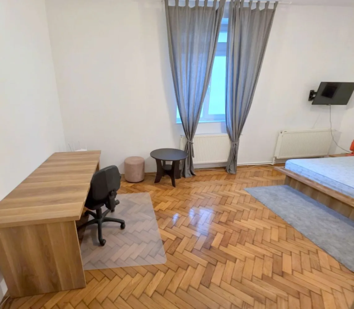 De inchiriat apartament cu o camera ultracentral, et. 1, 320 euro - Ofer spre închiriere apartament cu 1 cameră, ultracentral, situat la etajul 1, într-o zonă excelentă, cu acces rapid la mijloace de transport, magazine, restaurante și alte puncte de interes.
Apartamentul este complet mobilat și utilat, fiind pregătit pentru mutare imediată. Dispune de toate dotările necesare pentru un confort sporit.
Preț: 320 €/lună.
Garantie returnabila 320 euro.
Se percepe comision de tranzactionare.
Se închiriază preferabil pe termen lung.
Pentru mai multe informații sau pentru programarea unei vizionări, vă rog să mă contactați 0746.252.252 Liliana Ene, Agentia Mag Invest.