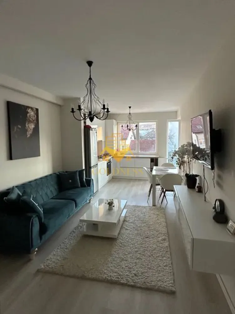 2 camere open space, parcare, Zona Calea Turzii, OMV, Leroy Merlin - GOLDNESS Imobiliare vă propune spre închiriere un apartament cu 2 camere complet mobilat și utilat, la etajul 1 într-un imobil de 5 etaje, în Cartierul Buna Ziua . Dispune de loc de parcare contra cost 70 euro! Se află în apropierea stațiilor de transport în comun, magazine, restaurante, spații verzi, farmacii, etc. Apartamentul este compartimentat astfel: - dormitor cu pat matrimonial, dressing, noptiere - living cu bucatarie open space complet utilată și mobilată, canapea extensibilă, loc de servit masa - baie cu cabina de dus, calorifer port prosop și dulap pentru depozitare. - balcon de 4 mp. Imobilul este dotat cu toate cele necesare- centrală proprie, frigider, aragaz, hotă, mașină de spălat haine, etc. Dacă sunteți interesați de acest apartament și doriți să îl vizionați, dar și pentru alte oferte nu ezitați să ne contactați telefonic sau prin e-mail. Vă stăm la dispoziție! Pentru intermediere se percepe un comision de 50% din prețul chiriei!