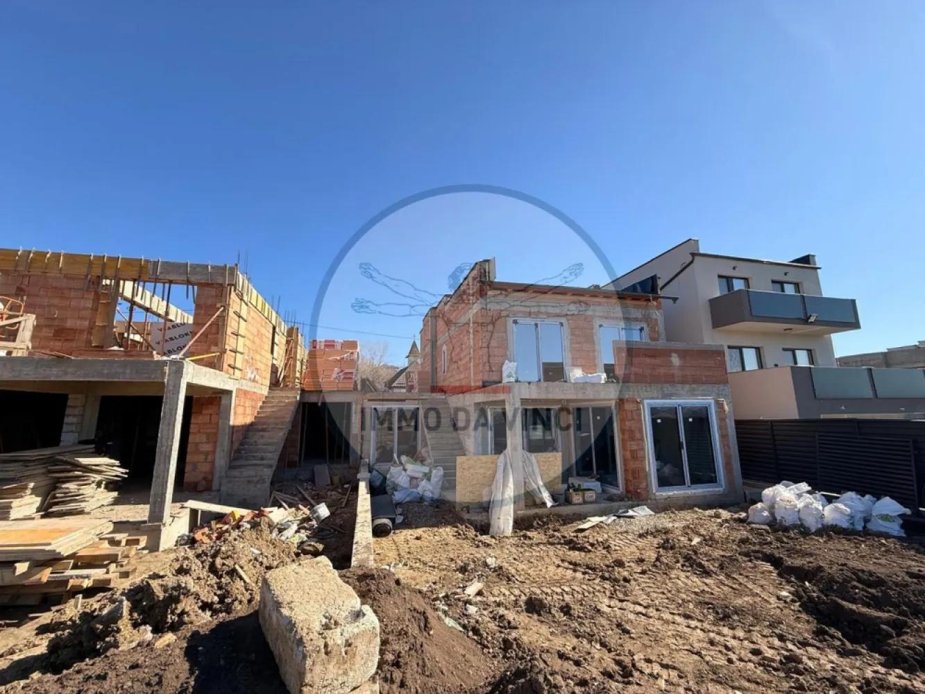 Ultimele 3 disponibile-Casa individuala Zona Auchan Iris - Casă de vânzare cu panoramă superbă în zona Auchan Iris, Cluj-Napoca! Detalii: Suprafață utilă: 168 mp Teren: 480 mp Compartimentare: Living spațios de 40 mp Bucătărie 4 dormitoare 3 dressinguri 4 băi Spălătorie Posibilitate piscină încălzită: 10.000 € Anexe: Garaj 2 locuri de parcare Poartă cu telecomandă Dotări: Pompă de căldură Camere de supraveghere Sistem de irigații pentru gazon Casă semifinisată, cu opțiunea de finisare la cerere Acces: Stradă asfaltată Preț: 310.000 € Pentru detalii și programări, contactați: 0741 486 518 O casă ideală pentru confort și priveliști deosebite!