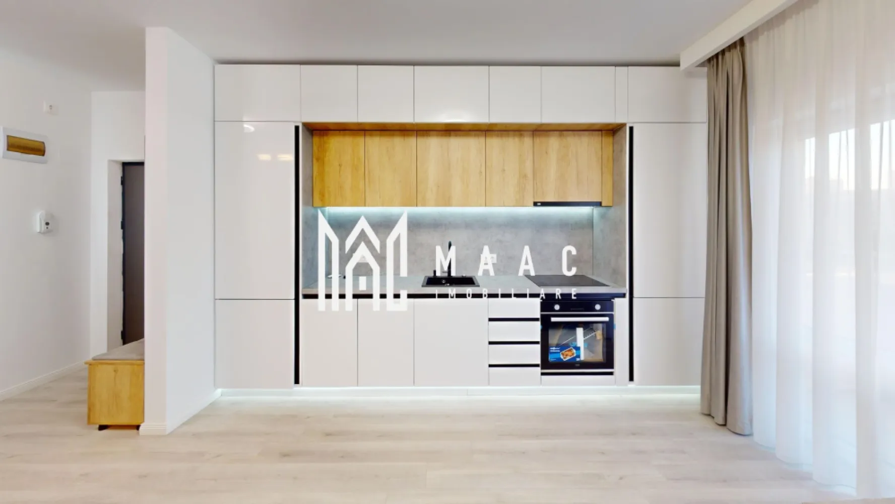 Apartament 3 Camere cu Grădină Privată – Ansamblu Nou - MAAC Imobiliare vă propune spre achiziție un apartament cu 3 camere într-un ansamblu rezidențial modern, situat în zona Doamna Stanca. Acest imobil este ideal pentru cei care își doresc confortul unui apartament, dar nu vor să renunțe la beneficiile unei curți proprii. Caracteristici Principale Compartimentare: Decomandată. Etaj: Parter (acces facil). Spațiu Exterior: Grădină privată de 46 mp – spațiul ideal pentru relaxare, grădinărit sau amenajarea unei zone de luat masa în aer liber. Baie: Dotată cu geam pentru aerisire naturală. Stadiu predare: La alb (pregătit pentru finisaje premium). Dotări incluse: Loc de parcare privat. De ce acest apartament? Gradină proprie: Un avantaj rar întâlnit la apartamentele de bloc, oferind un grad ridicat de intimitate și un spațiu verde personalizat. Libertate creativă: Fiind predat "la alb", aveți posibilitatea de a finisa locuința exact după bunul plac, alegând materialele și designul care vă reprezintă. Poziționare: Zona Doamna Stanca oferă un echilibru perfect între liniștea unui ansamblu rezidențial nou și proximitatea față de punctele cheie de interes din Sibiu. Potențial: O investiție imobiliară sigură, într-o zonă în continuă dezvoltare, potrivită atât pentru familii, cât și pentru cei care apreciază confortul sporit. Contactați-ne pentru mai multe detalii! Dacă sunteți în căutarea unui cămin care să combine avantajele unui apartament cu plăcerea unei curți private, nu ezitați să ne contactați pentru a stabili o vizionare. MAAC Imobiliare – Suntem aici pentru a vă găsi locuința ideală! Pentru mai multe detalii precizati telefonic ca ati vazut anuntul cu ID CP2961342 }}