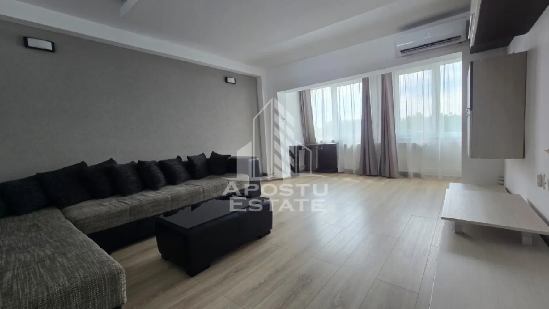 Apartament 2 camere de vanzare, zona Lipovei, Timisoara - APOSTU ESTATE va ofera spre vanzare un apartament spatios si elegant, cu 2 camere, situat in zona Lipovei din Timisoara, una dintre cele mai apreciate zone rezidentiale ale orasului, cunoscuta pentru liniste, accesibilitate si proximitatea fata de principalele puncte de interes.

Proprietatea este situata la etajul 3 al unui imobil cu 4 etaje si dispune de o suprafata utila de 68 mp, oferind spatii generoase si o compartimentare semidecomandata, practica si bine gandita. Apartamentul reprezinta o alegere potrivita atat pentru locuinta proprie, cat si pentru investitie, datorita pozitionarii excelente si accesului rapid catre Iulius Town Timisoara.

Compartimentarea este eficienta si cuprinde un hol de acces generos, bucatarie inchisa, living spatios si luminos, dormitor matrimonial, baie prevazuta cu cada si debara, ideala pentru depozitare.

Confortul termic este asigurat de centrala termica proprie, montata in urma cu aproximativ 3 ani, cu incalzire prin calorifere din otel. De asemenea, apartamentul beneficiaza de o unitate de aer conditionat, oferind un plus de confort in sezonul cald.

Proprietatea a beneficiat de imbunatatiri importante, instalatiile sanitare si electrice fiind schimbate in anul 2022. Instalatia sanitara este realizata din cupru, iar balcoanele sunt prevazute cu geamuri tripan, contribuind la o buna izolare termica si fonica.

Pozitionarea reprezinta unul dintre principalele avantaje ale proprietatii. In imediata apropiere se regasesc supermarketuri, piata, farmacii, scoli, gradinite, restaurante, cafenele si mijloace de transport in comun, oferind acces facil catre toate facilitatile necesare vietii de zi cu zi.

Proximitatea fata de Iulius Town Timisoara creste considerabil atractivitatea apartamentului, transformandu-l intr-o oportunitate excelenta atat pentru locuire, cat si pentru investitie si inchiriere.

Agentia imobiliara Apostu Estate va ofera consultanta bancara gratuita prin intermediul colaboratorilor si brokerilor nostri de credite, pentru alegerea celui mai potrivit tip de finantare, astfel incat tu sa devii noul proprietar al acestui apartament.

Va asteptam cu drag la o vizionare!

ID intern: CP3187904