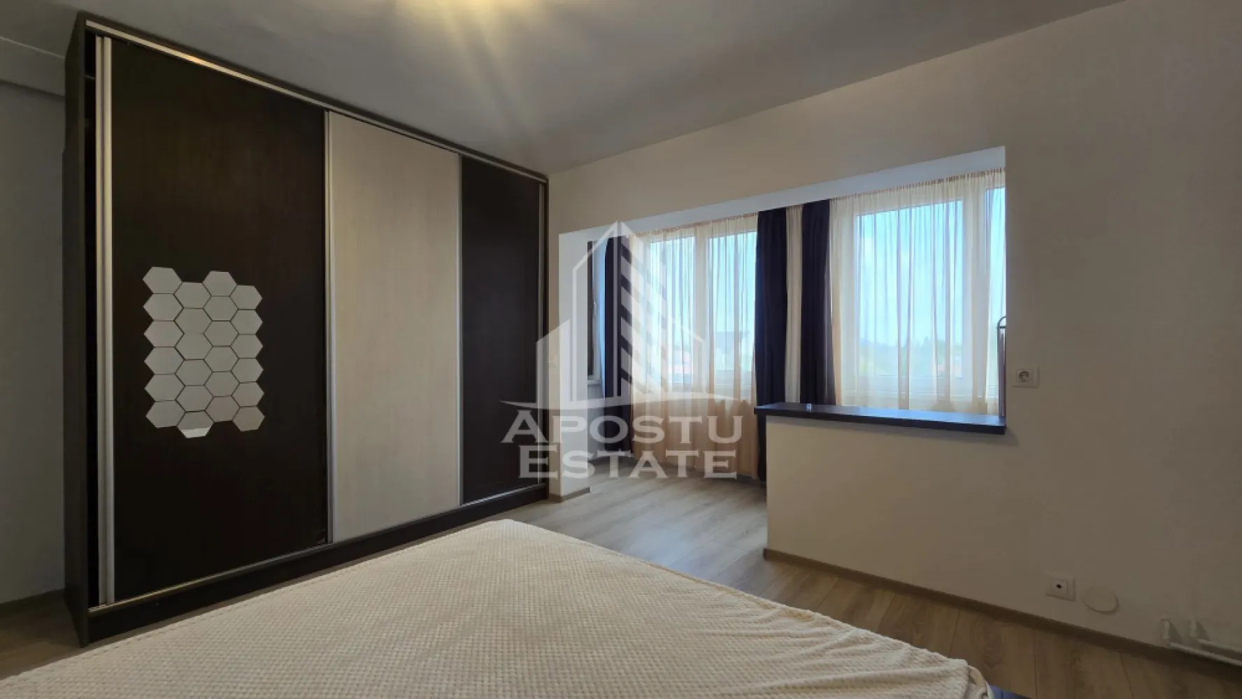 Apartament 2 camere de vanzare, zona Lipovei, Timisoara - APOSTU ESTATE va ofera spre vanzare un apartament spatios si elegant, cu 2 camere, situat in zona Lipovei din Timisoara, una dintre cele mai apreciate zone rezidentiale ale orasului, cunoscuta pentru liniste, accesibilitate si proximitatea fata de principalele puncte de interes.

Proprietatea este situata la etajul 3 al unui imobil cu 4 etaje si dispune de o suprafata utila de 68 mp, oferind spatii generoase si o compartimentare semidecomandata, practica si bine gandita. Apartamentul reprezinta o alegere potrivita atat pentru locuinta proprie, cat si pentru investitie, datorita pozitionarii excelente si accesului rapid catre Iulius Town Timisoara.

Compartimentarea este eficienta si cuprinde un hol de acces generos, bucatarie inchisa, living spatios si luminos, dormitor matrimonial, baie prevazuta cu cada si debara, ideala pentru depozitare.

Confortul termic este asigurat de centrala termica proprie, montata in urma cu aproximativ 3 ani, cu incalzire prin calorifere din otel. De asemenea, apartamentul beneficiaza de o unitate de aer conditionat, oferind un plus de confort in sezonul cald.

Proprietatea a beneficiat de imbunatatiri importante, instalatiile sanitare si electrice fiind schimbate in anul 2022. Instalatia sanitara este realizata din cupru, iar balcoanele sunt prevazute cu geamuri tripan, contribuind la o buna izolare termica si fonica.

Pozitionarea reprezinta unul dintre principalele avantaje ale proprietatii. In imediata apropiere se regasesc supermarketuri, piata, farmacii, scoli, gradinite, restaurante, cafenele si mijloace de transport in comun, oferind acces facil catre toate facilitatile necesare vietii de zi cu zi.

Proximitatea fata de Iulius Town Timisoara creste considerabil atractivitatea apartamentului, transformandu-l intr-o oportunitate excelenta atat pentru locuire, cat si pentru investitie si inchiriere.

Agentia imobiliara Apostu Estate va ofera consultanta bancara gratuita prin intermediul colaboratorilor si brokerilor nostri de credite, pentru alegerea celui mai potrivit tip de finantare, astfel incat tu sa devii noul proprietar al acestui apartament.

Va asteptam cu drag la o vizionare!

ID intern: CP3187904